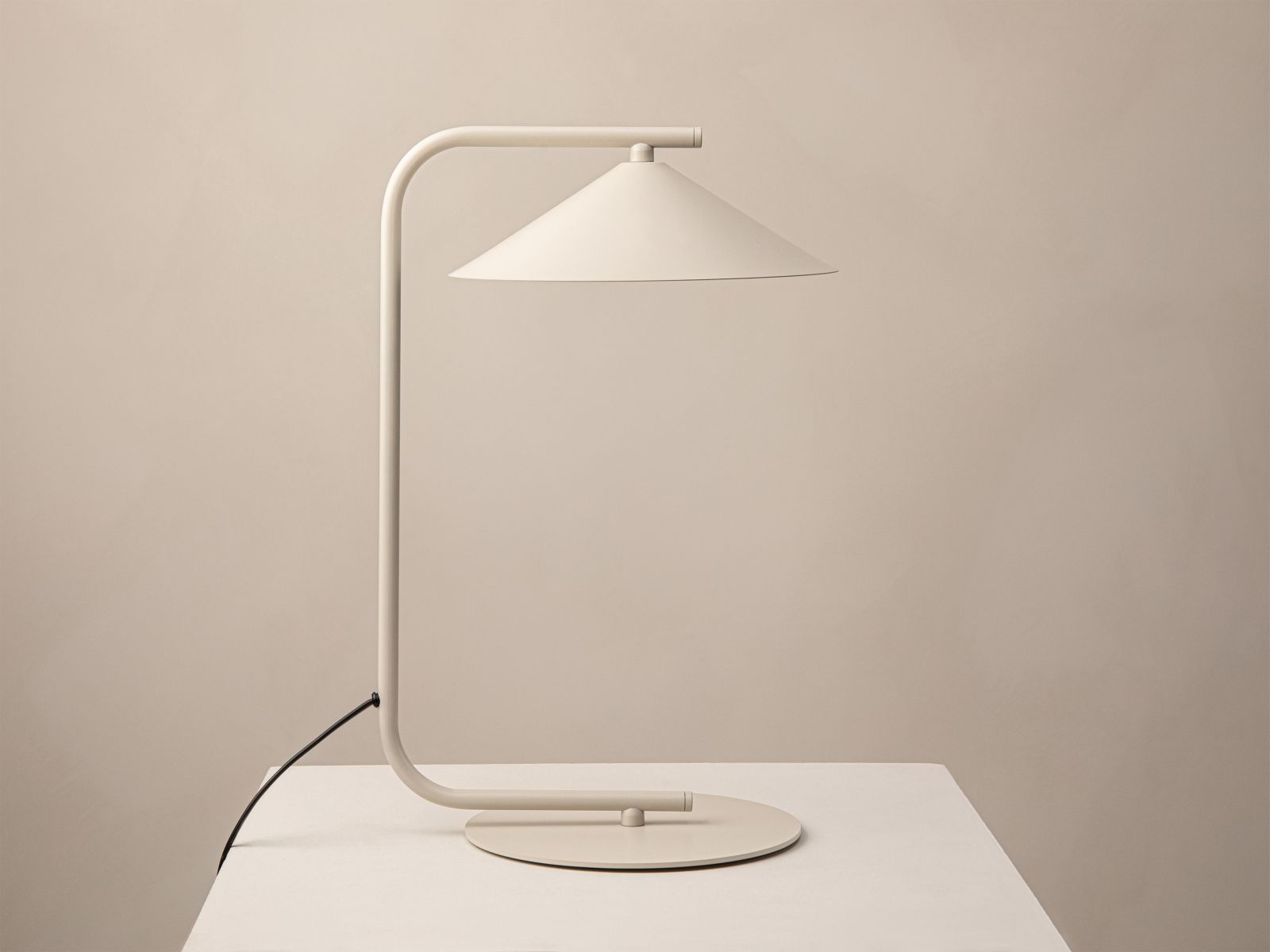 Lampa stołowa NOCTE beżowy – detal klosza
