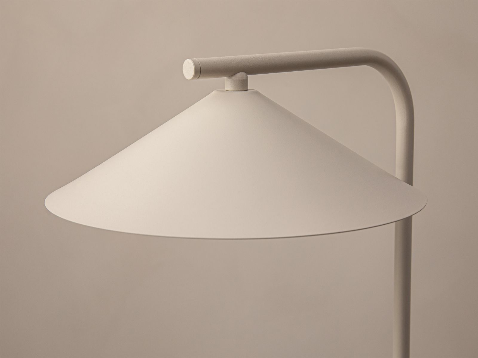 Lampa podłogowa NOCTE beżowy – ujęcie boczne
