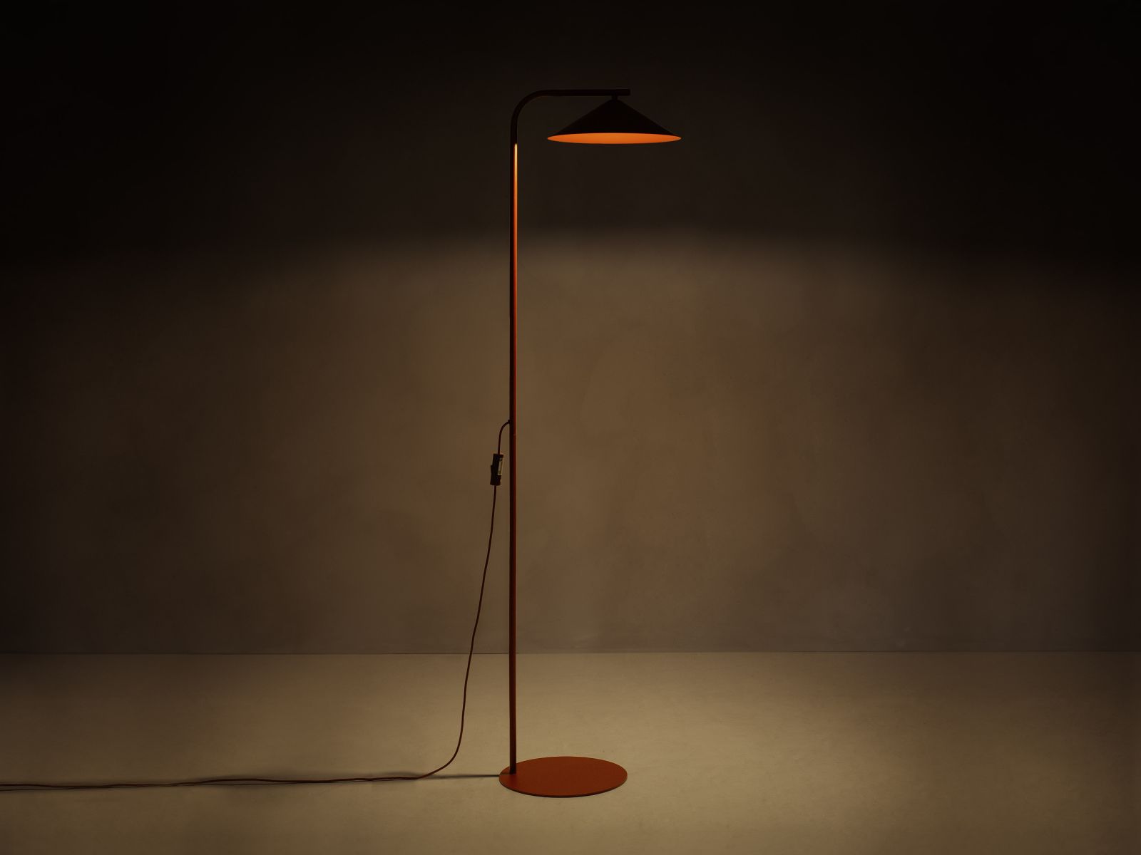 Lampa podłogowa NOCTE bordowy – aranżacja wnętrza