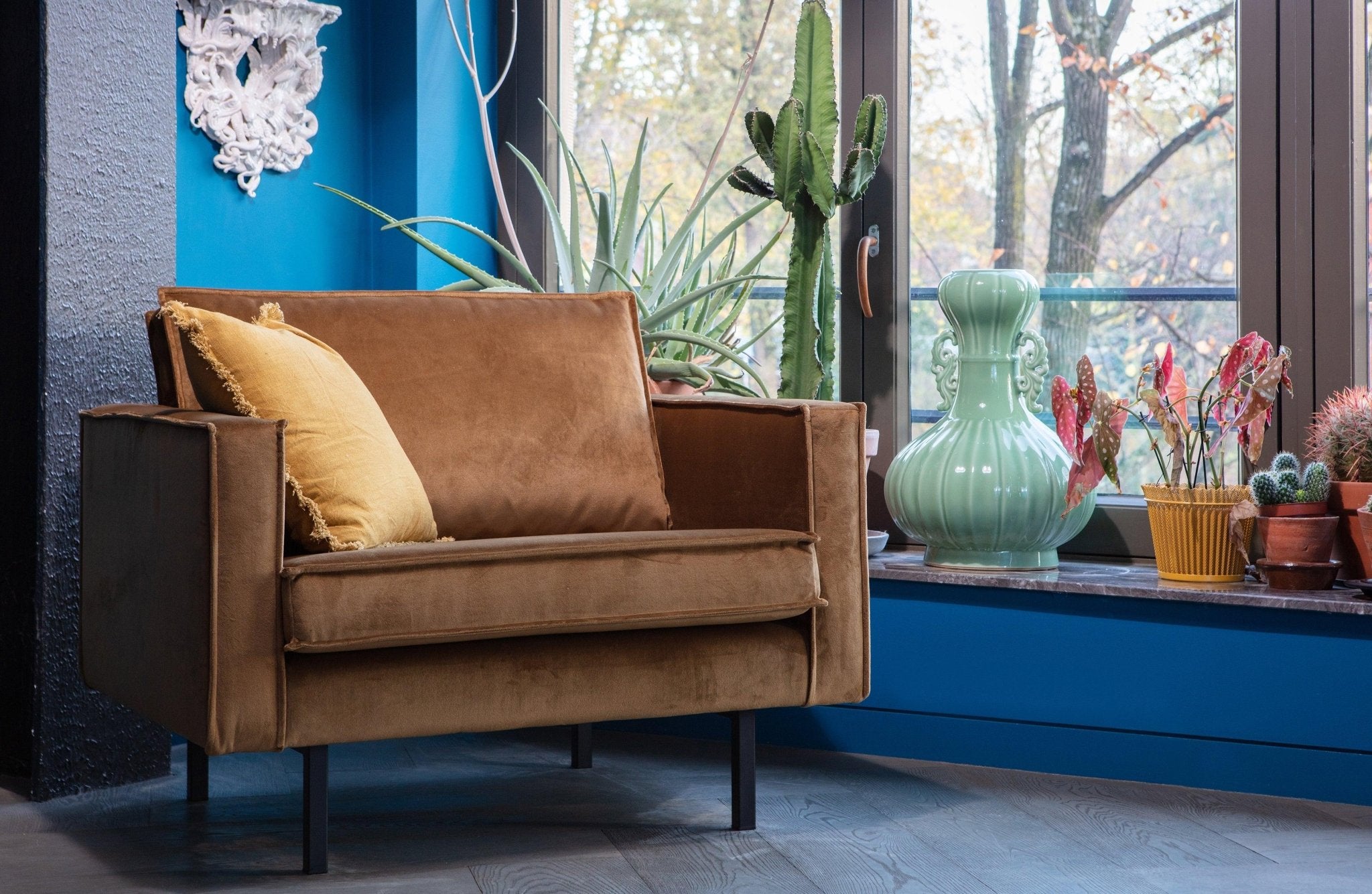 Rodeo Classic rode velvet armchair