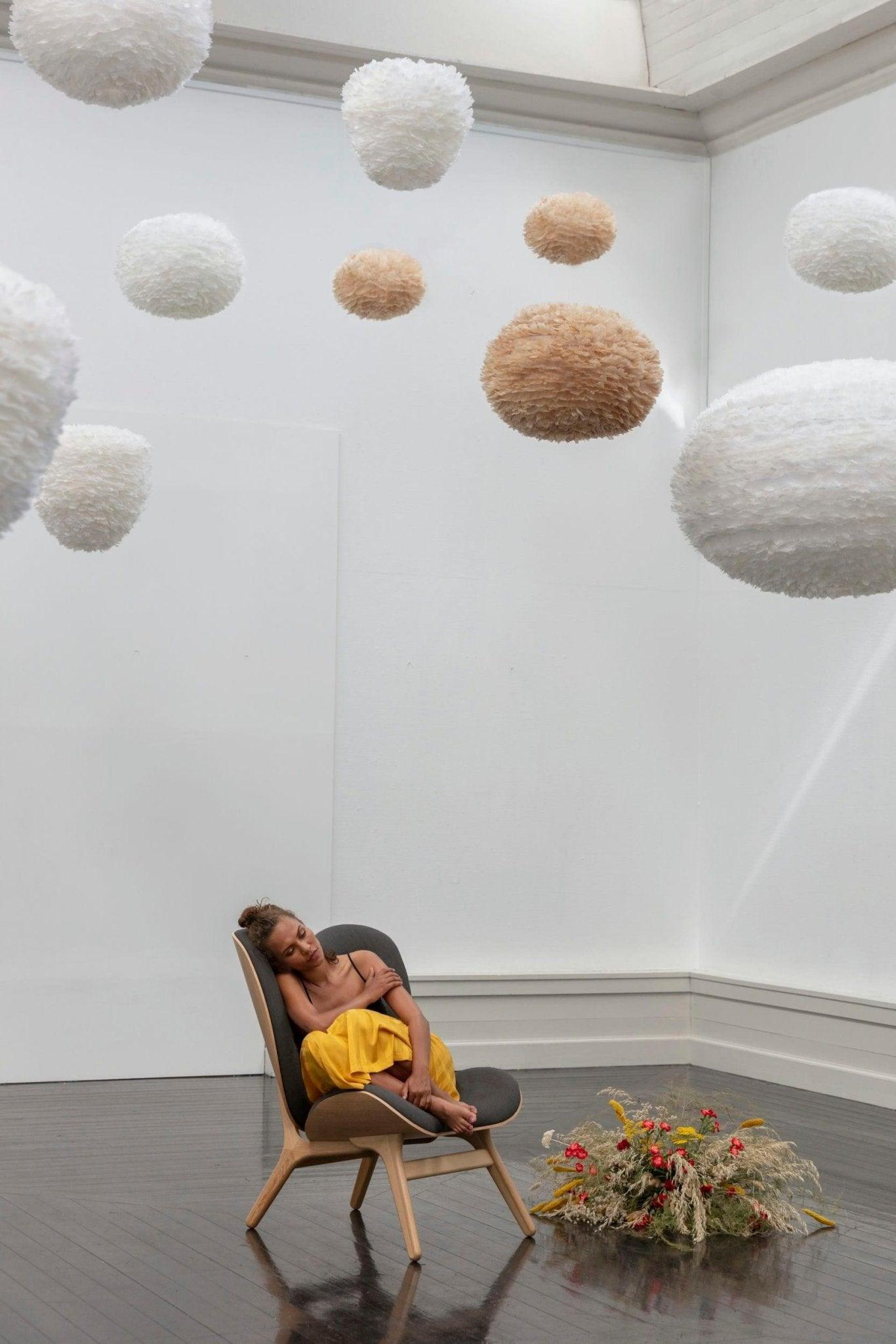 Fotel CONVERSATION PIECE TALL antracytowy z dębową podstawą UMAGE    Eye on Design