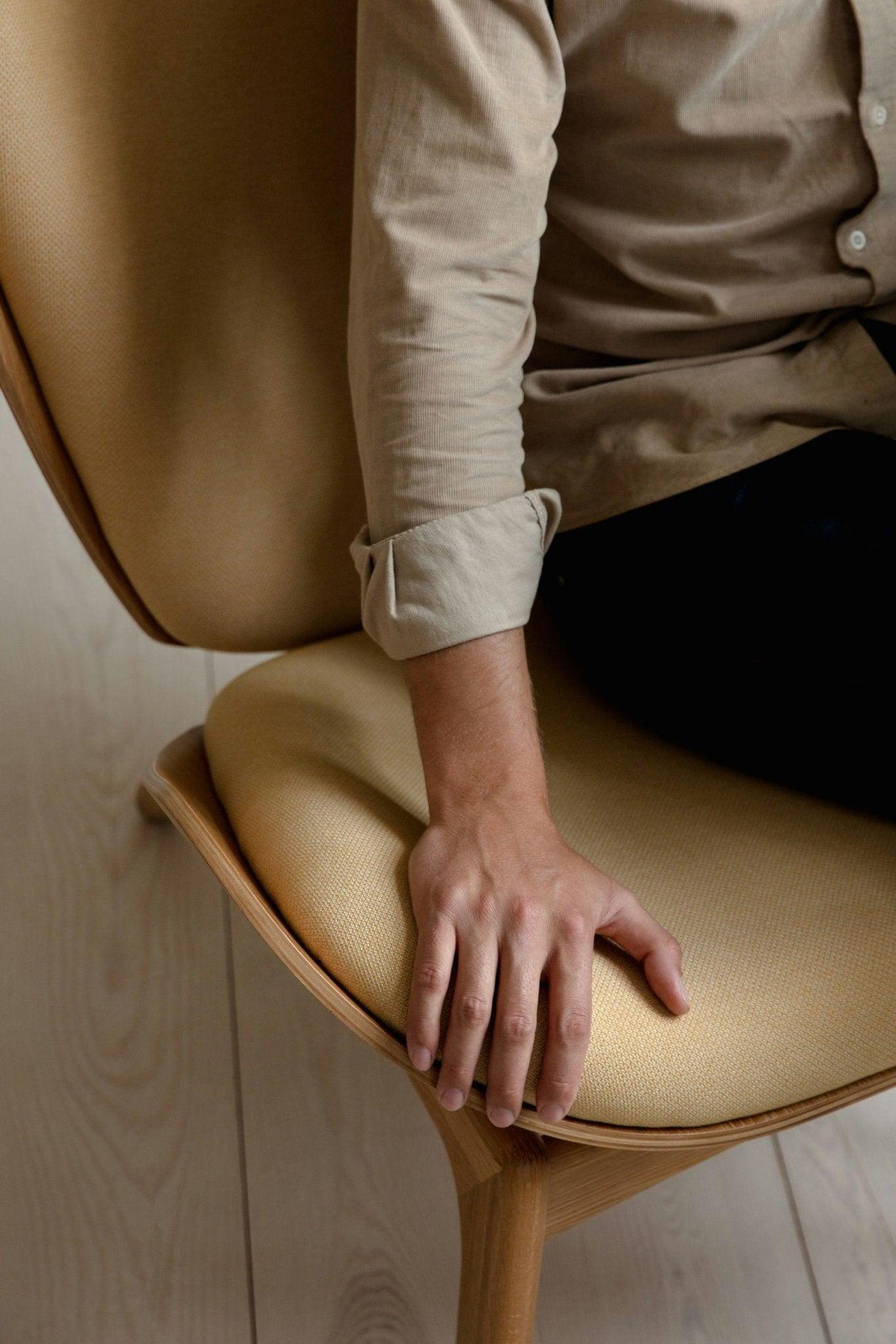 Fotel READER żółty z ciemno dębową podstawą – Umage