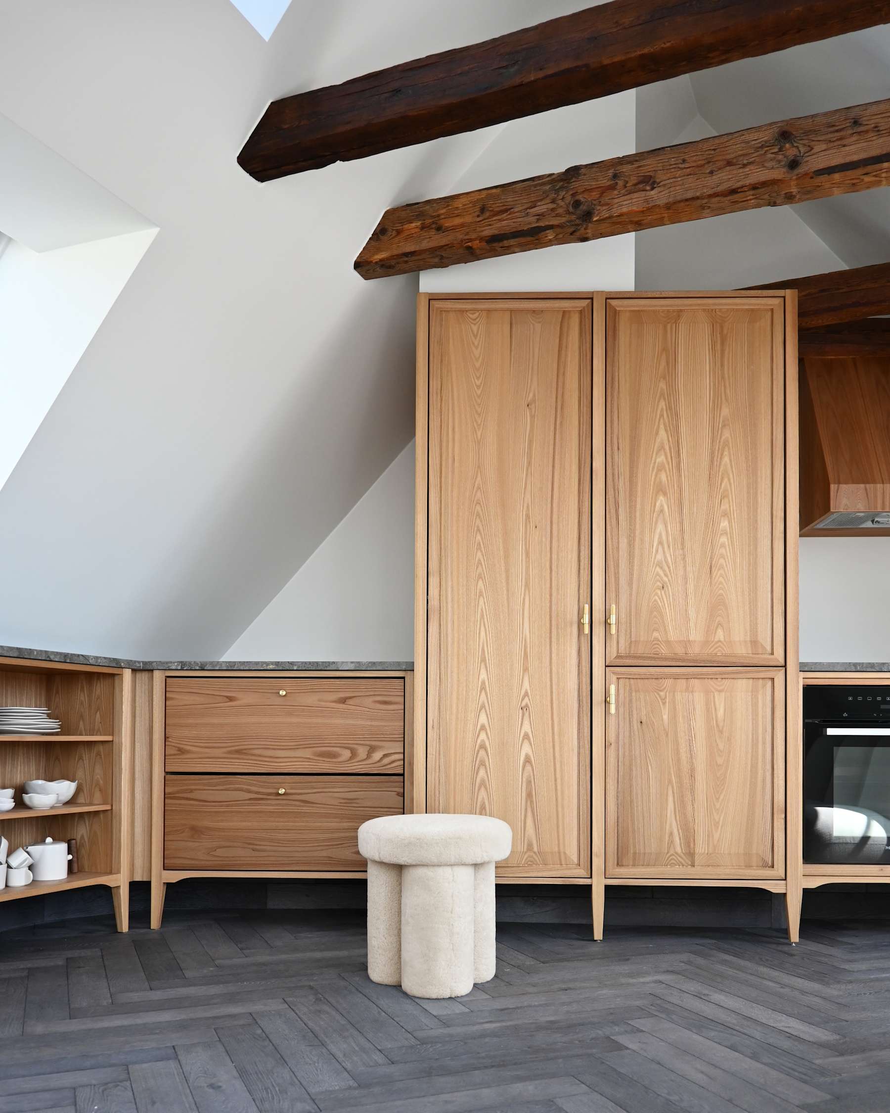 BIG FOOT stool in Sheepskin fabric, sand color