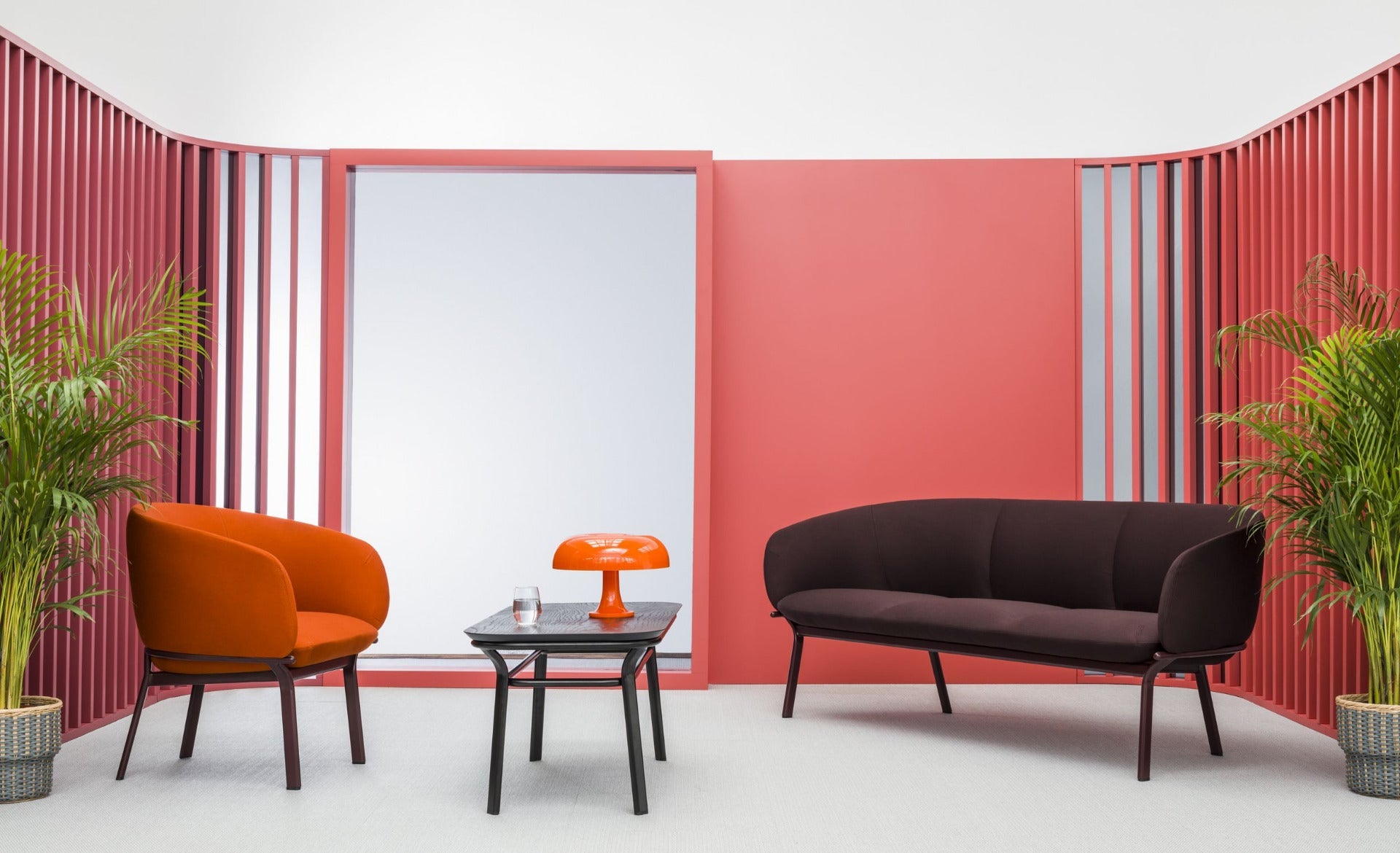 Grace -Furnier -Tabelle mit einer Metallbasis