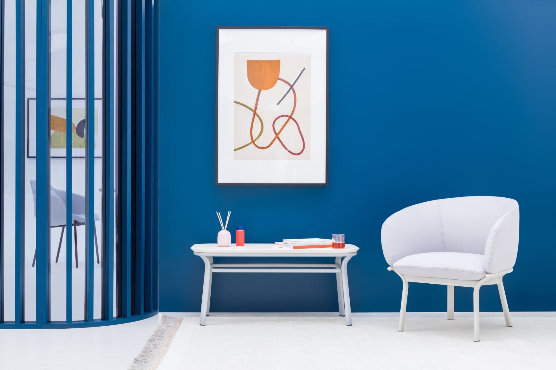 Grace -Furnier -Tabelle mit einer Metallbasis