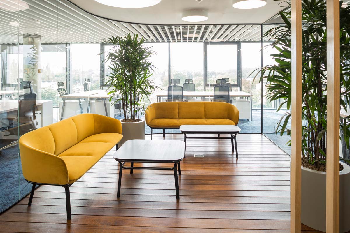 Grace -Furnier -Tabelle mit einer Metallbasis