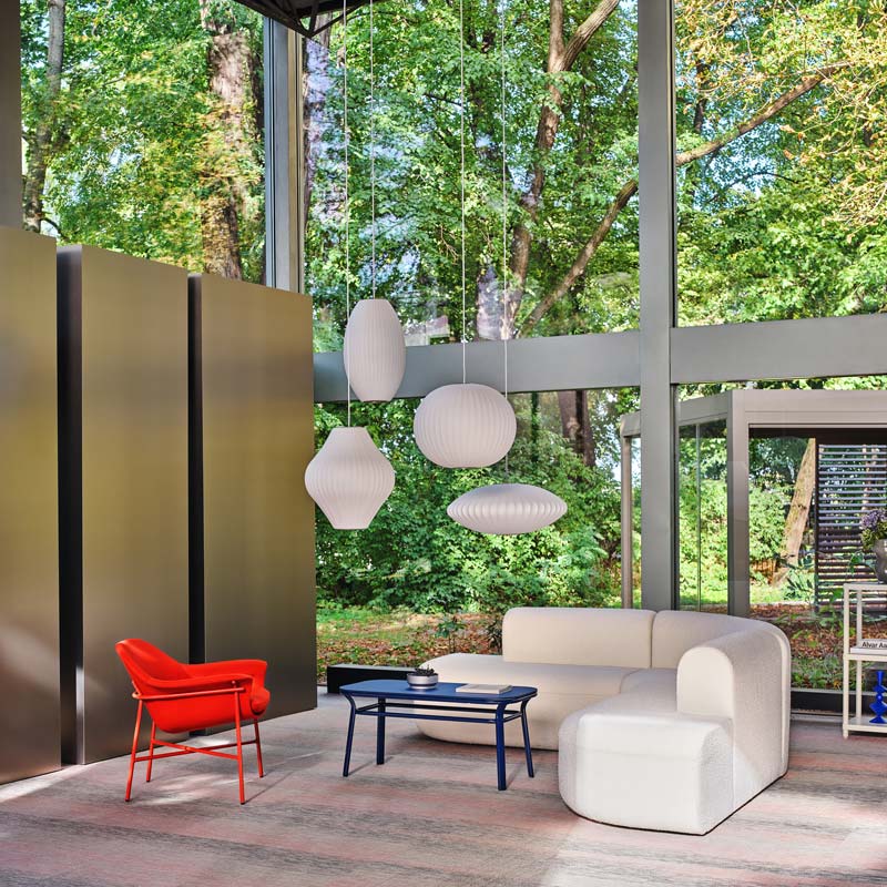 Grace -Furnier -Tabelle mit einer Metallbasis