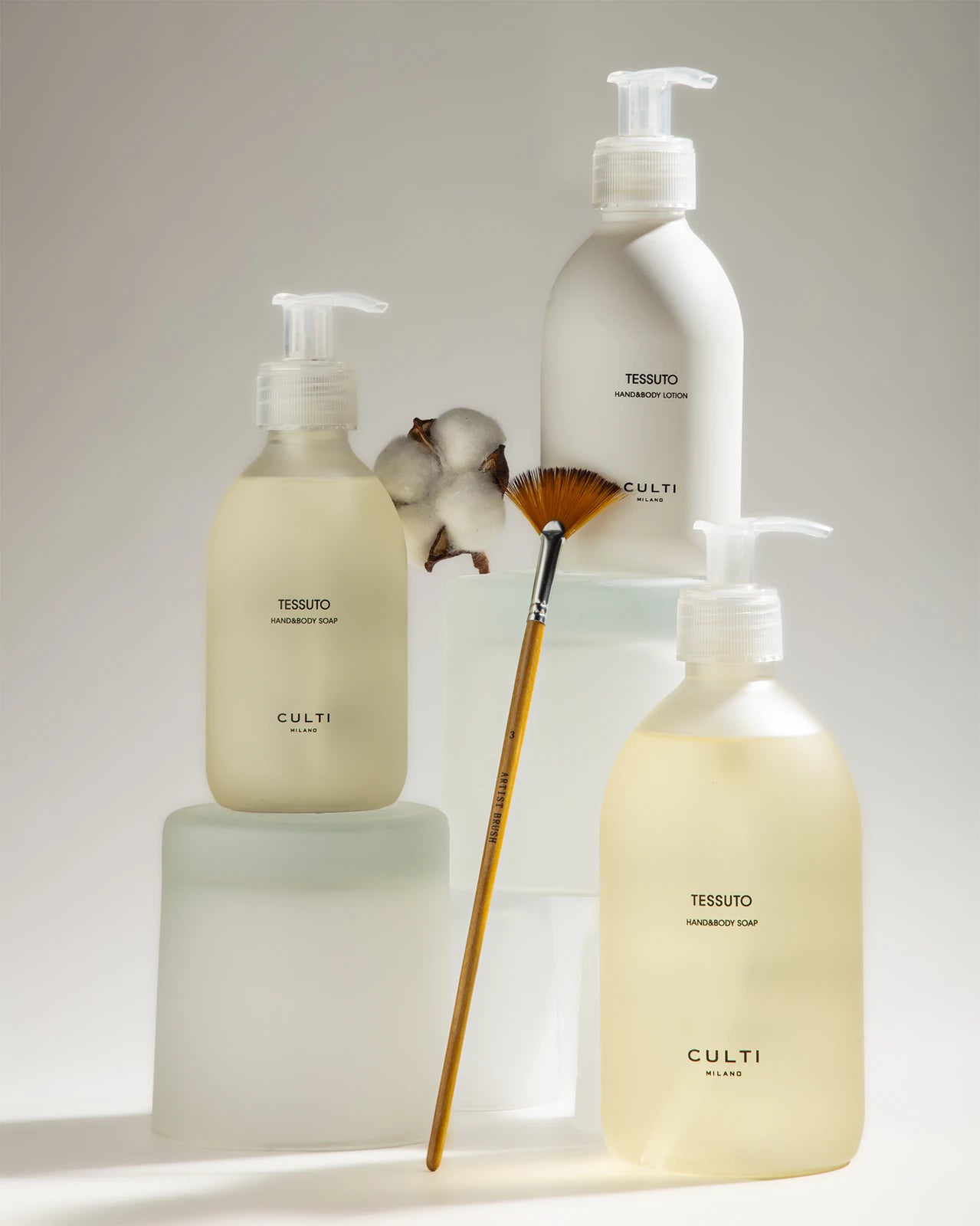 Händedesinfektionsmittel und Körperseife TESSUTO mit Noten von Bergamotte, schwarzen Johannisblättern, Baumwollblüten, Jasmin und weißem Moschus.