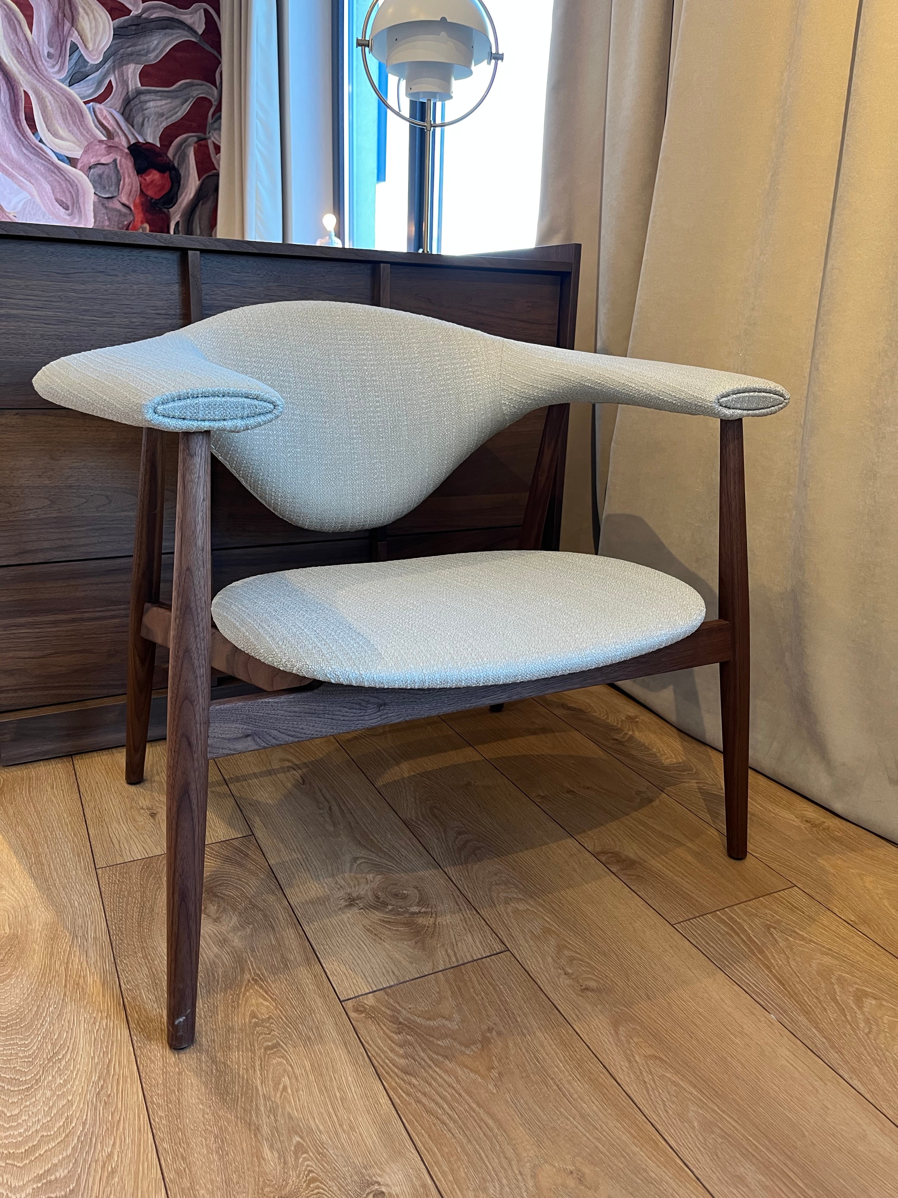 MASCULO Armchair in Beige with Walnut Base