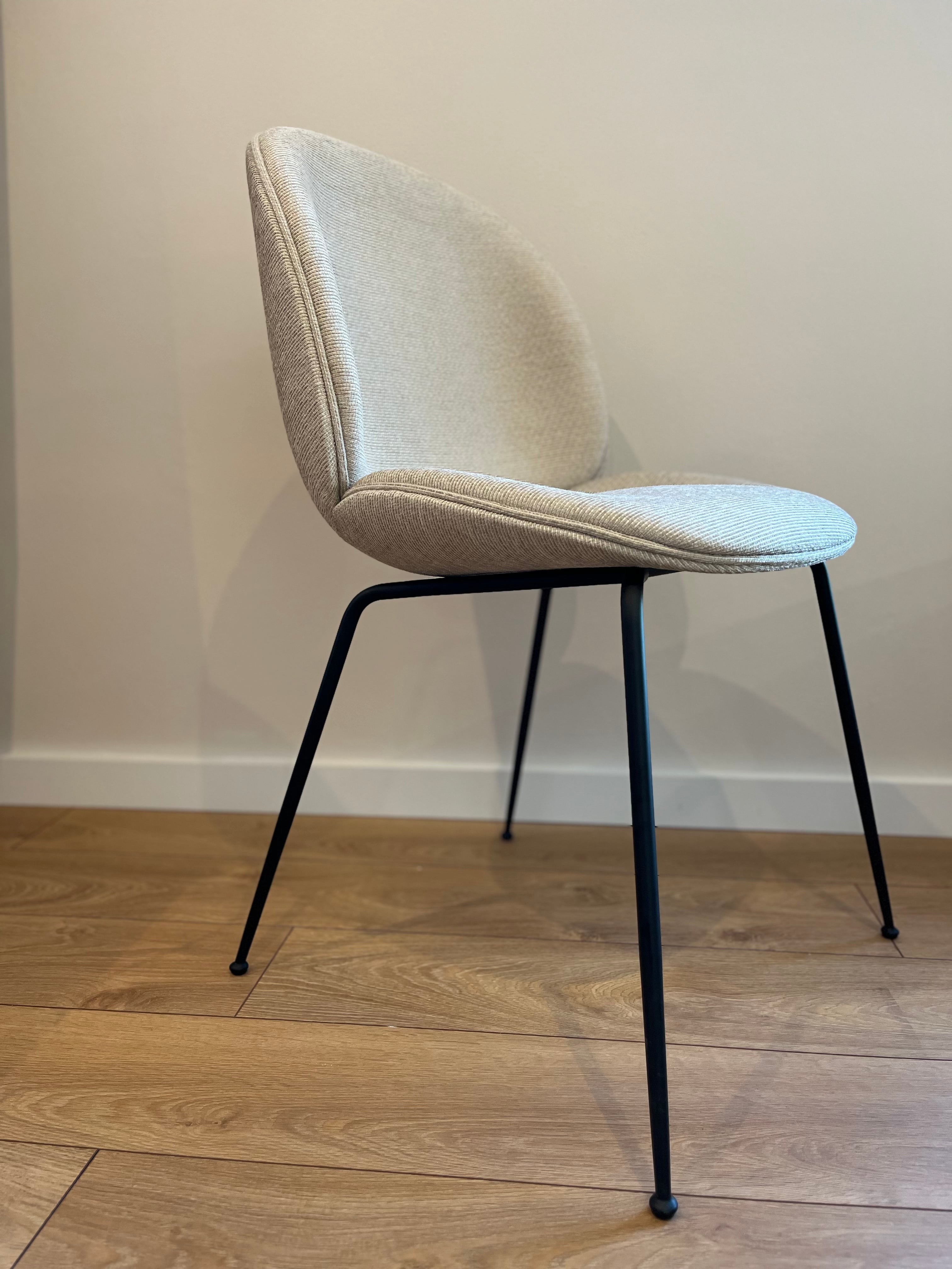 BEETLE Chair beige with black metal base