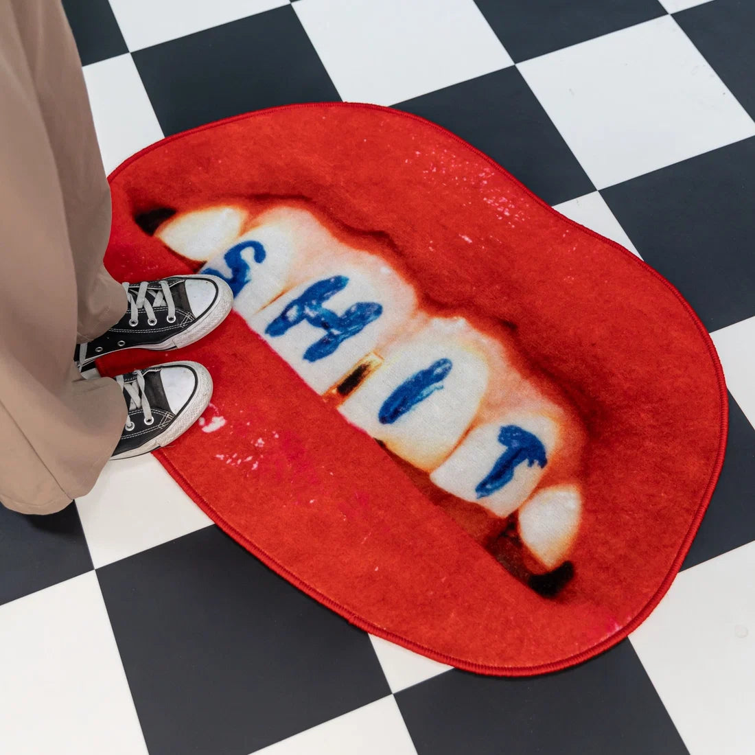 Dekorativer Teppich in Lippenform SHIT rot