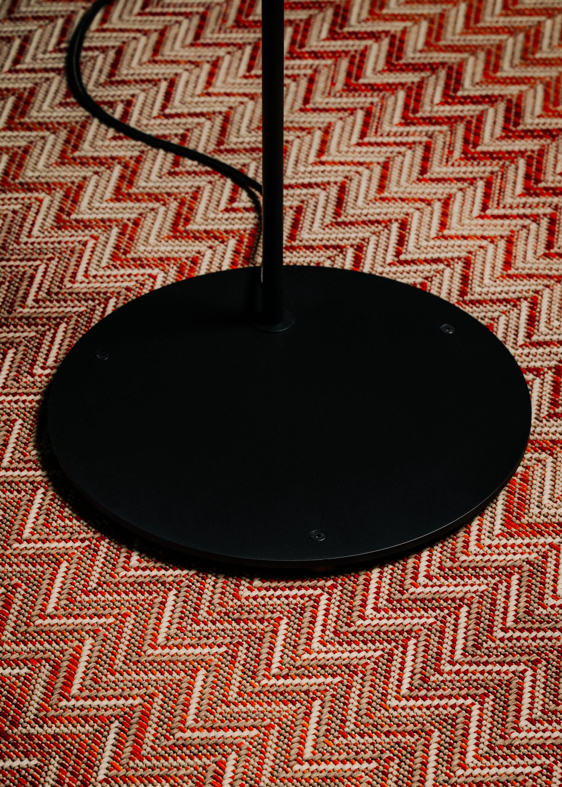 JUBI floor lamp in aluminum with walnut wood