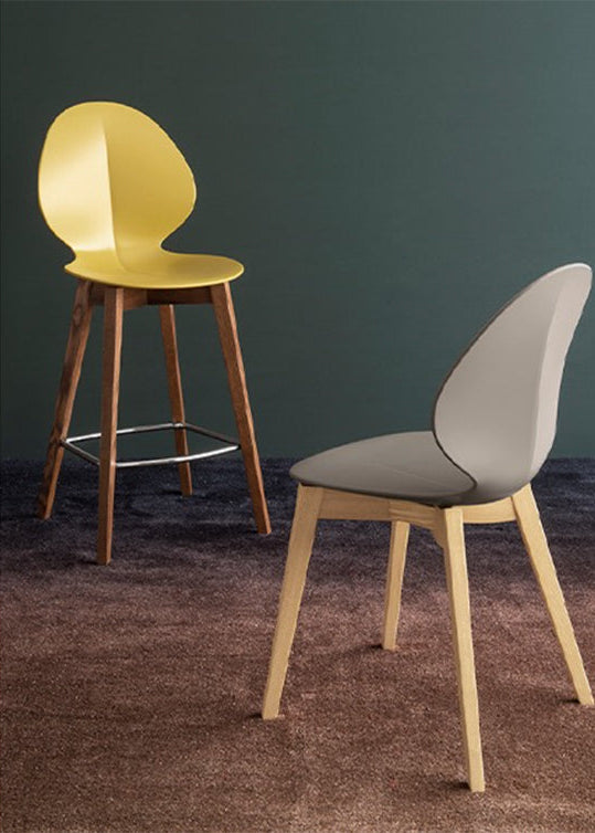 Barhocker BASIL taupe mit Sitzfläche und dunklem Holzgestell