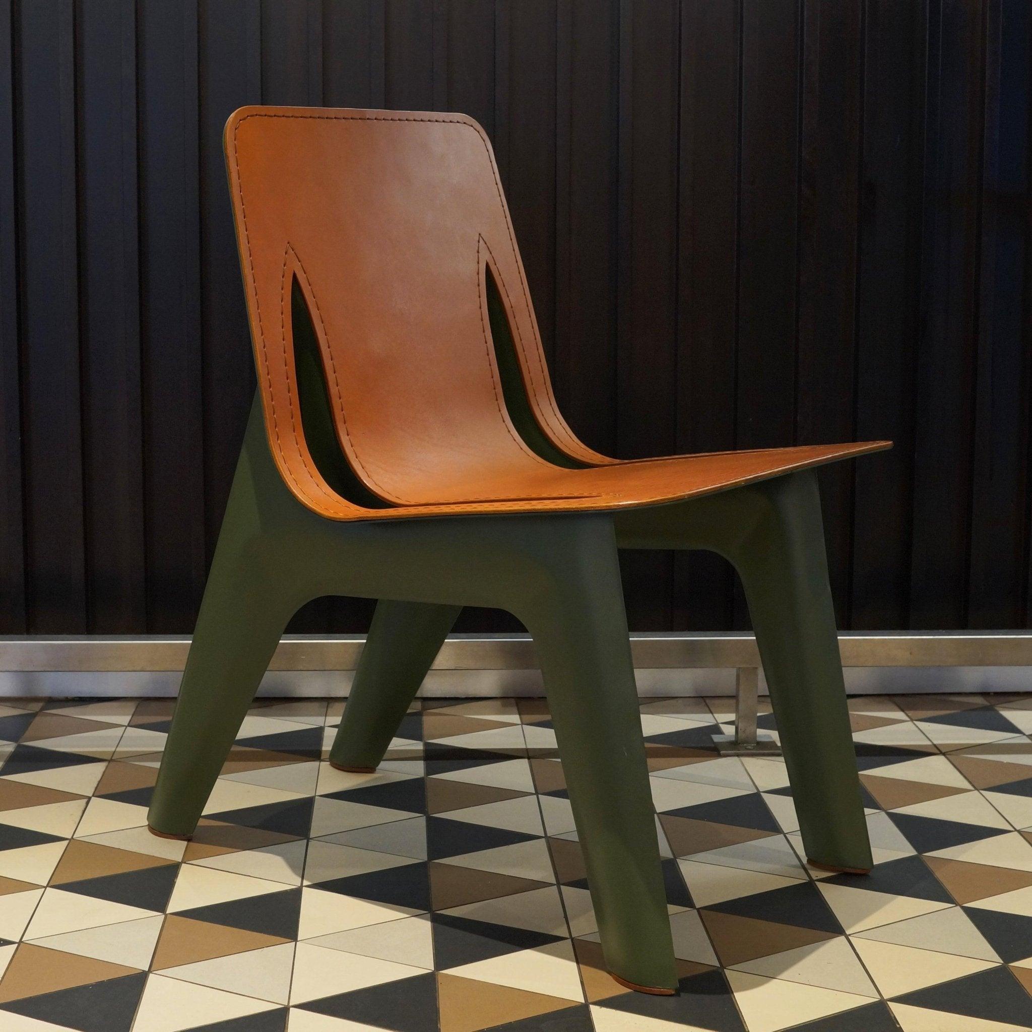 Krzesło J-CHAIR oliwkowy mat z koniakowym wykończeniem – Zieta Studio