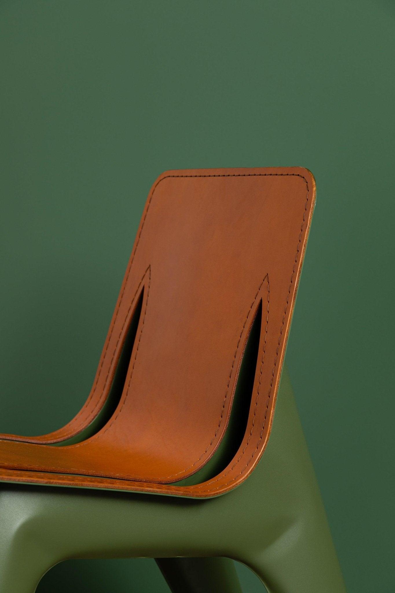 Krzesło J-CHAIR oliwkowy mat z koniakowym wykończeniem – Zieta Studio