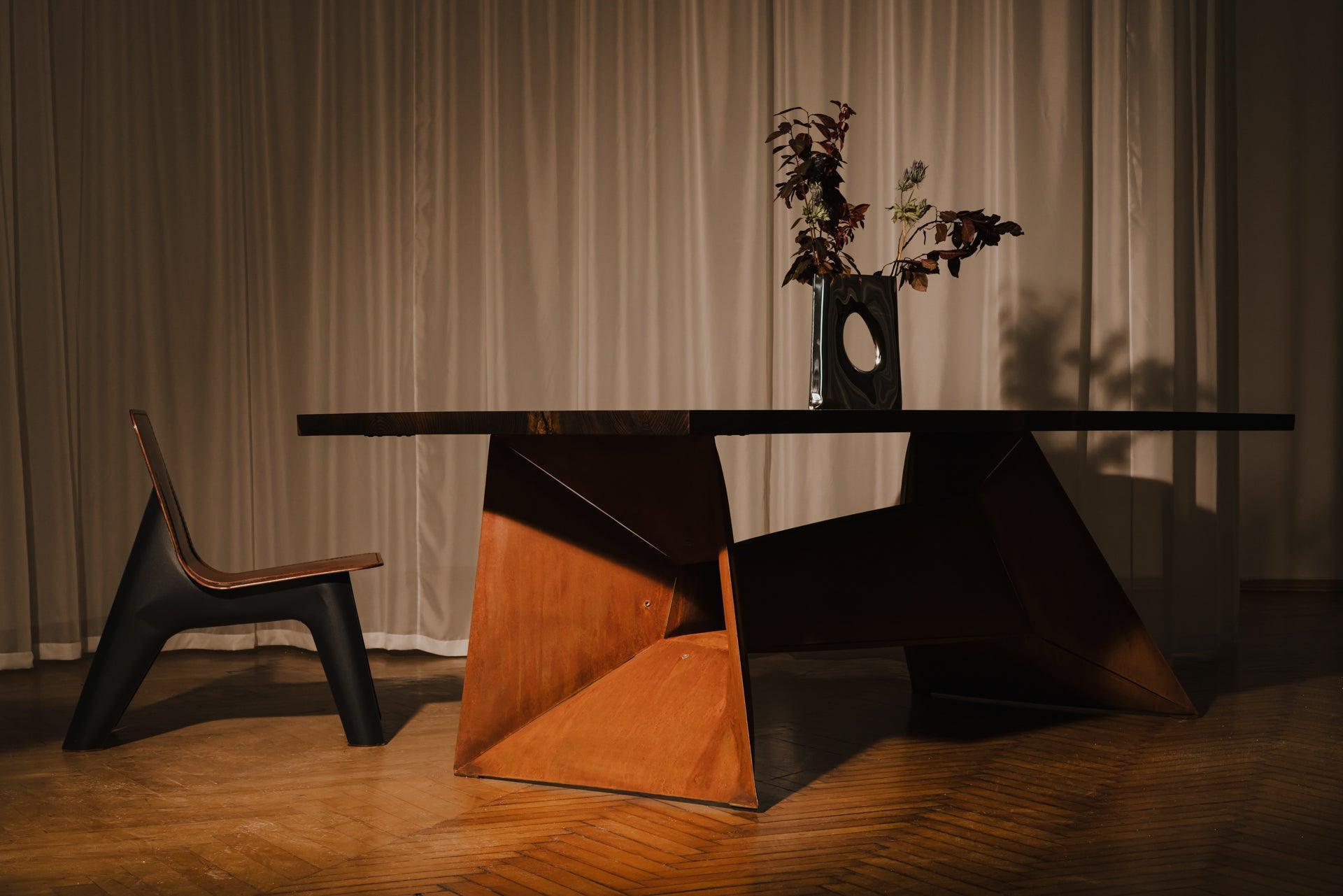 Krzesło J-CHAIR szary mat z koniakowym wykończeniem Zieta Studio    Eye on Design