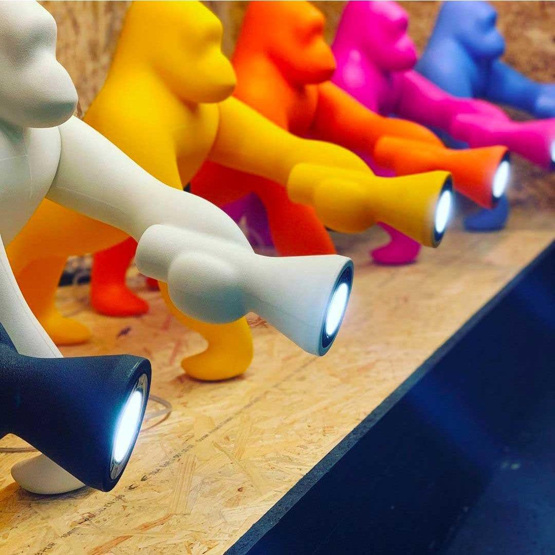 Lampa stołowa KONG fuksja Qeeboo    Eye on Design