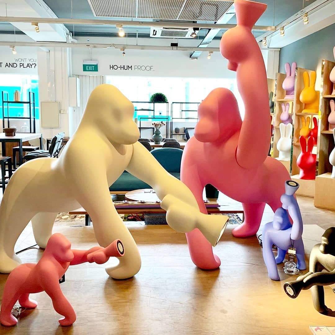 Lampa stołowa KONG fuksja Qeeboo    Eye on Design