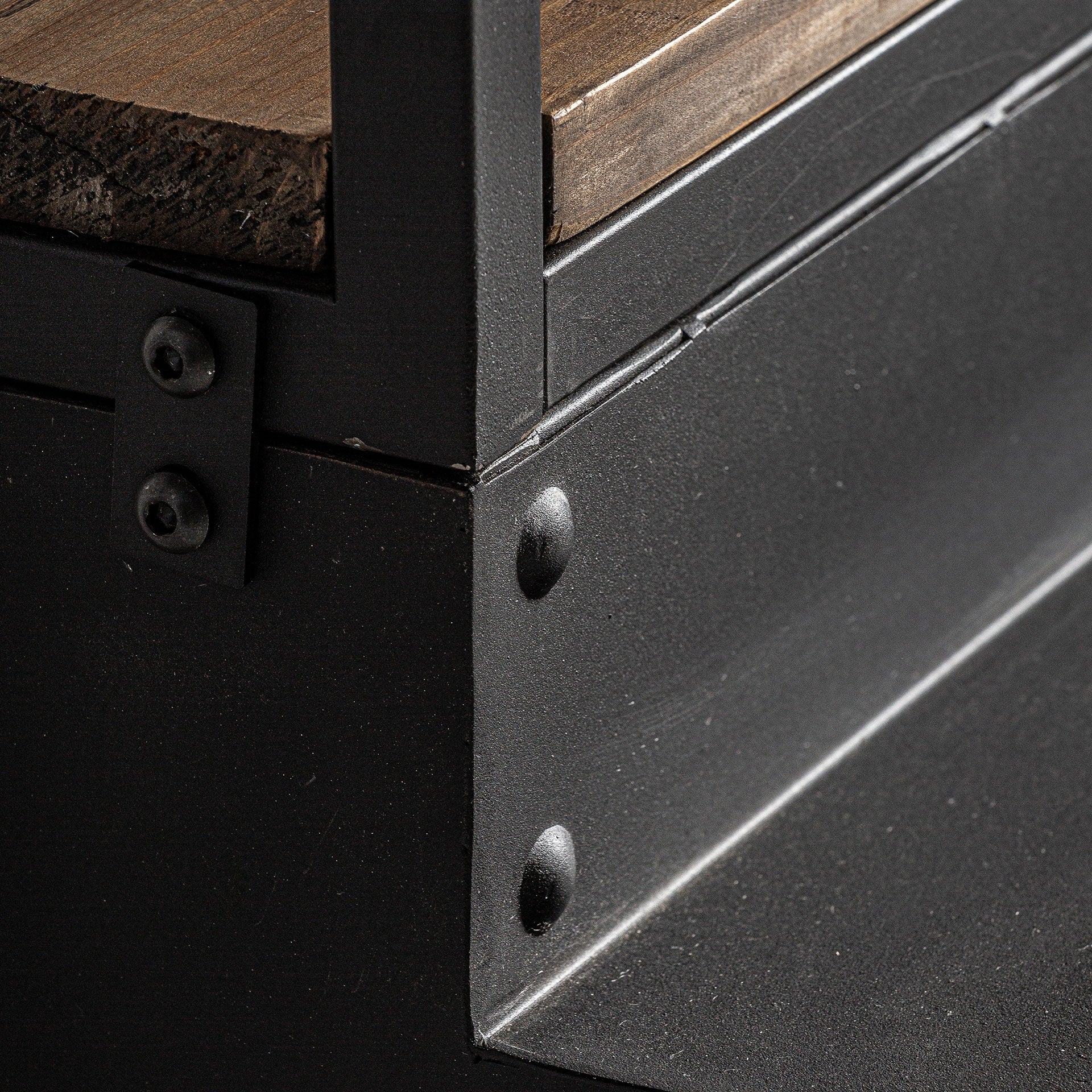 Regal IVALO aus recyceltem Kiefernholz mit metallischer Oberfläche