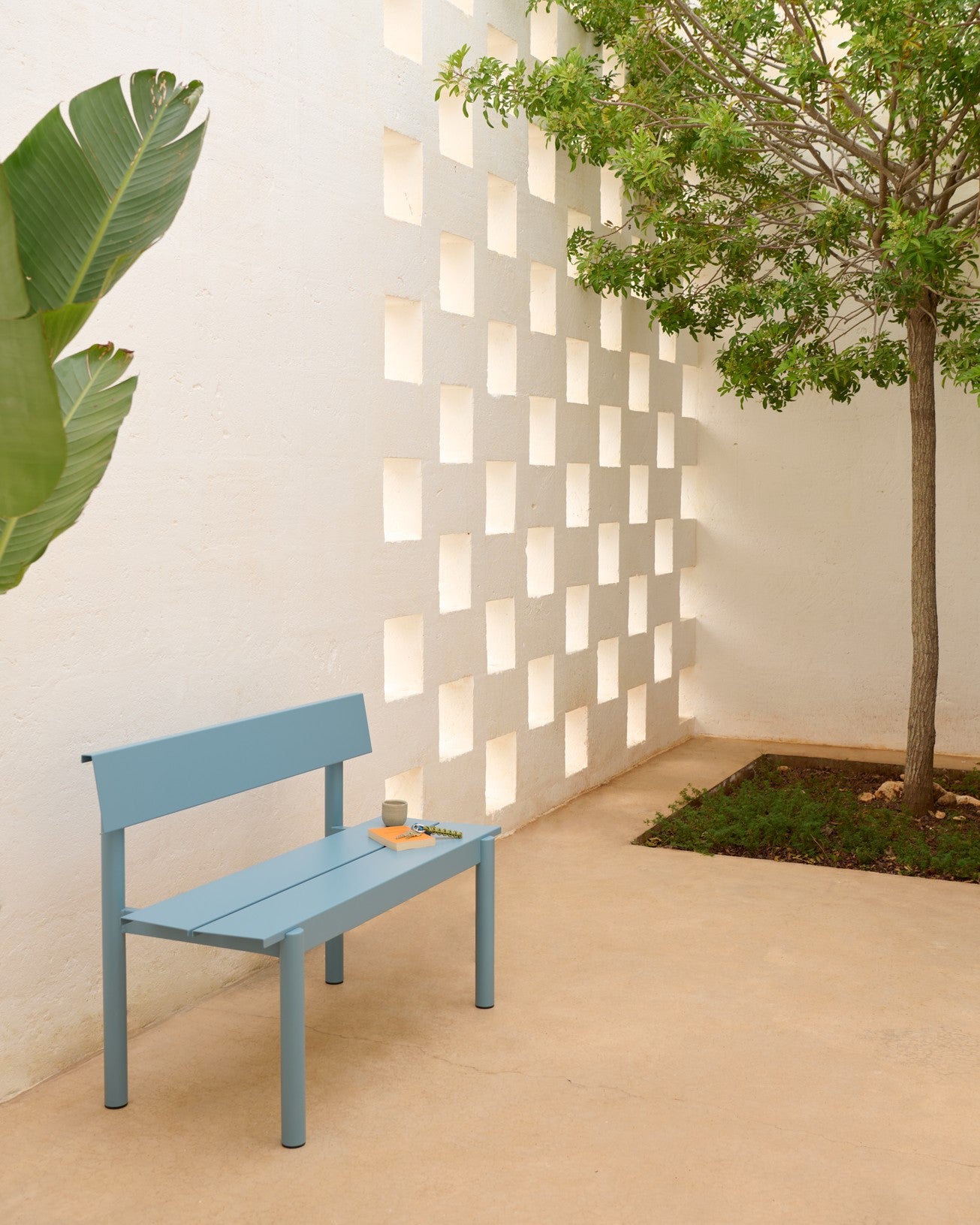 Blaue LINEAR Gartenbank mit Rückenlehne aus Stahl