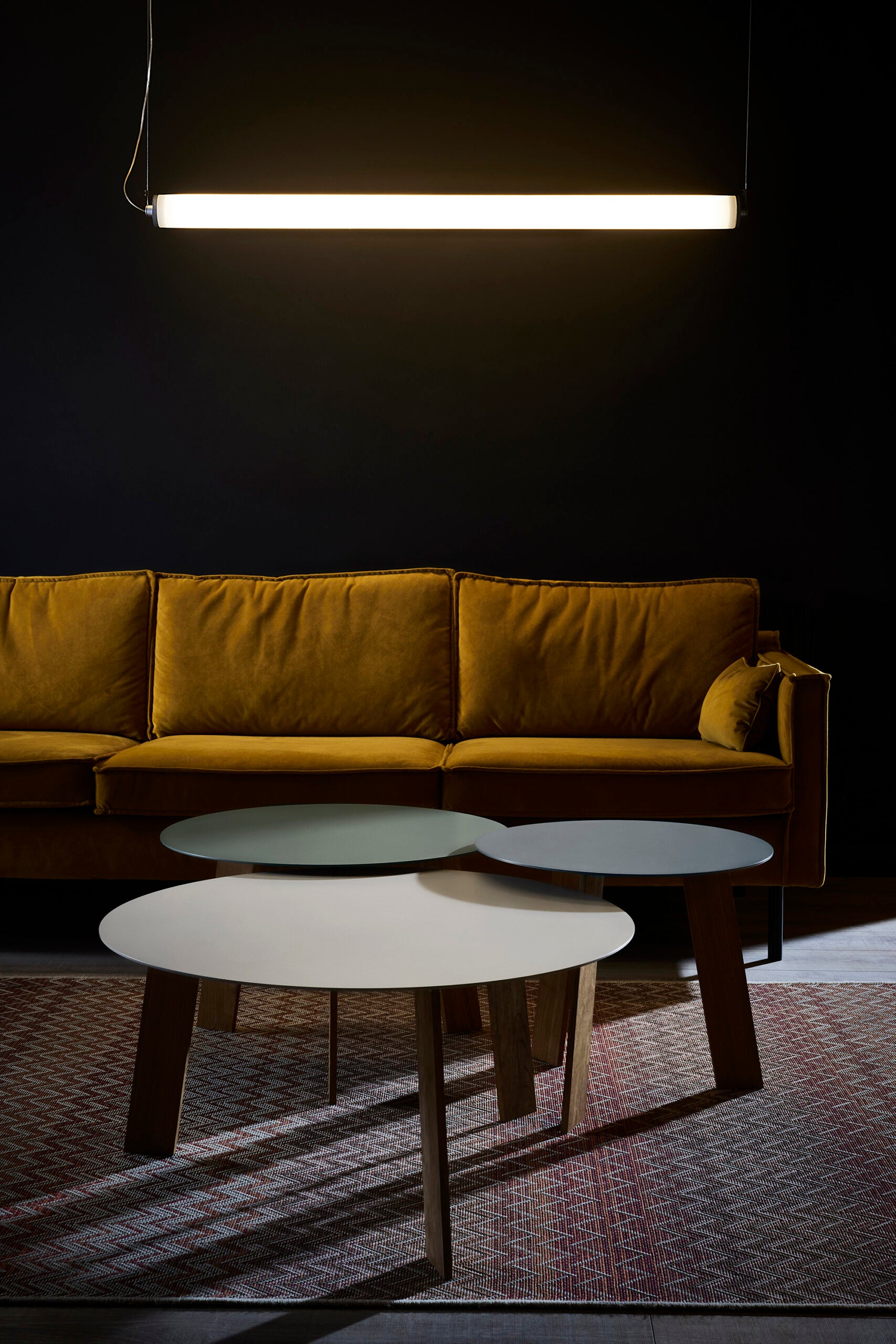 LONGA horizontal pendant lamp with a milky shade and concrete detail