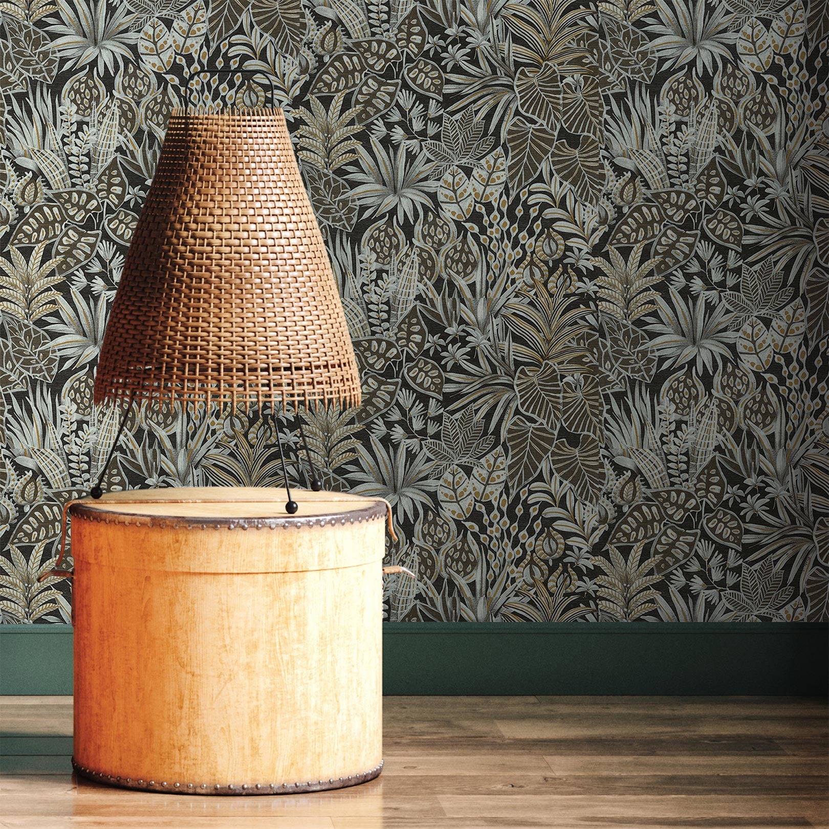 Structural wallpaper with a plant motif of MADHUCA leaves - NOIR black with gold