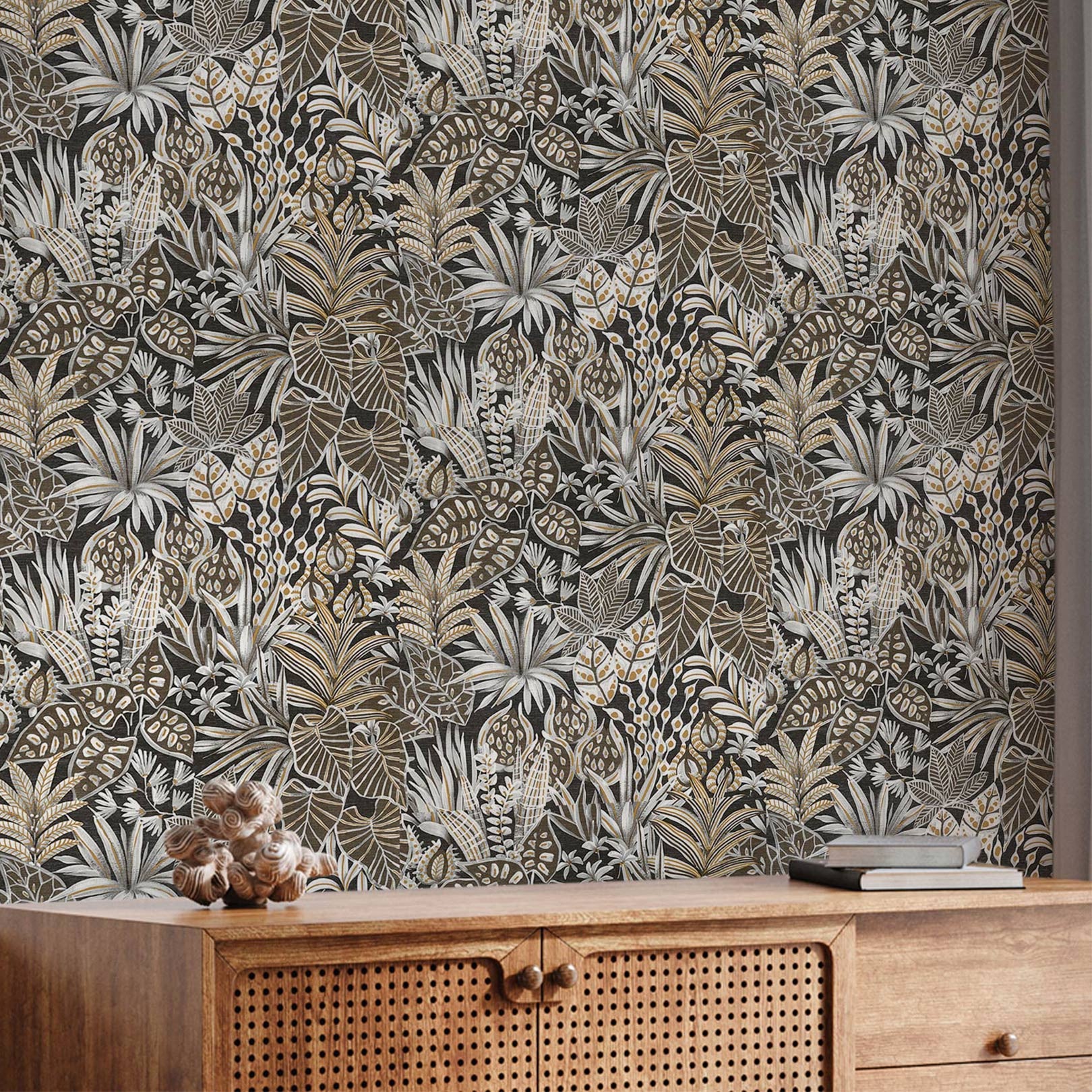 Structural wallpaper with a plant motif of MADHUCA leaves - NOIR black with gold