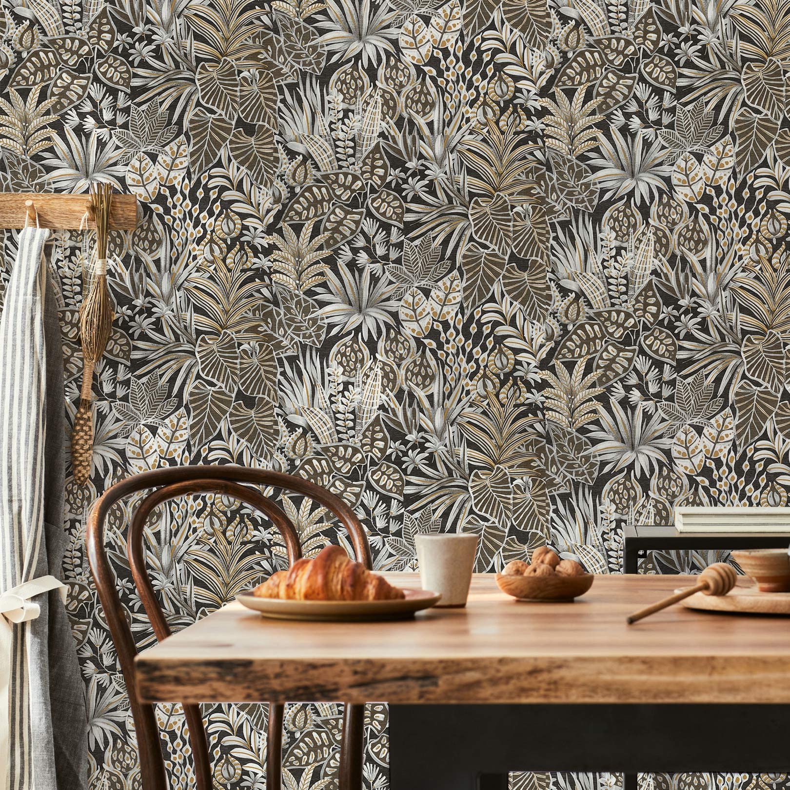 Structural wallpaper with a plant motif of MADHUCA leaves - NOIR black with gold