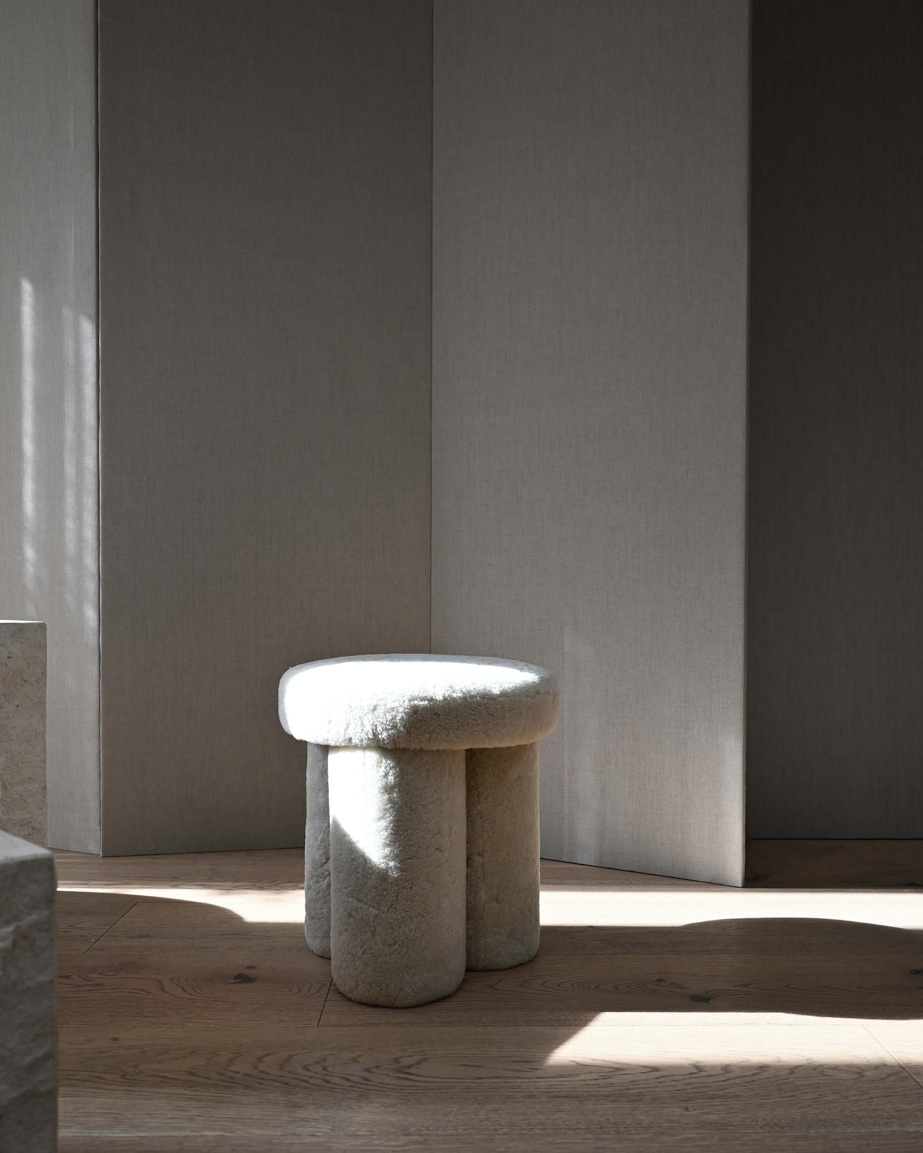 Stołek w tkaninie Sheepskin BIG FOOT piaskowy – 101 Copenhagen