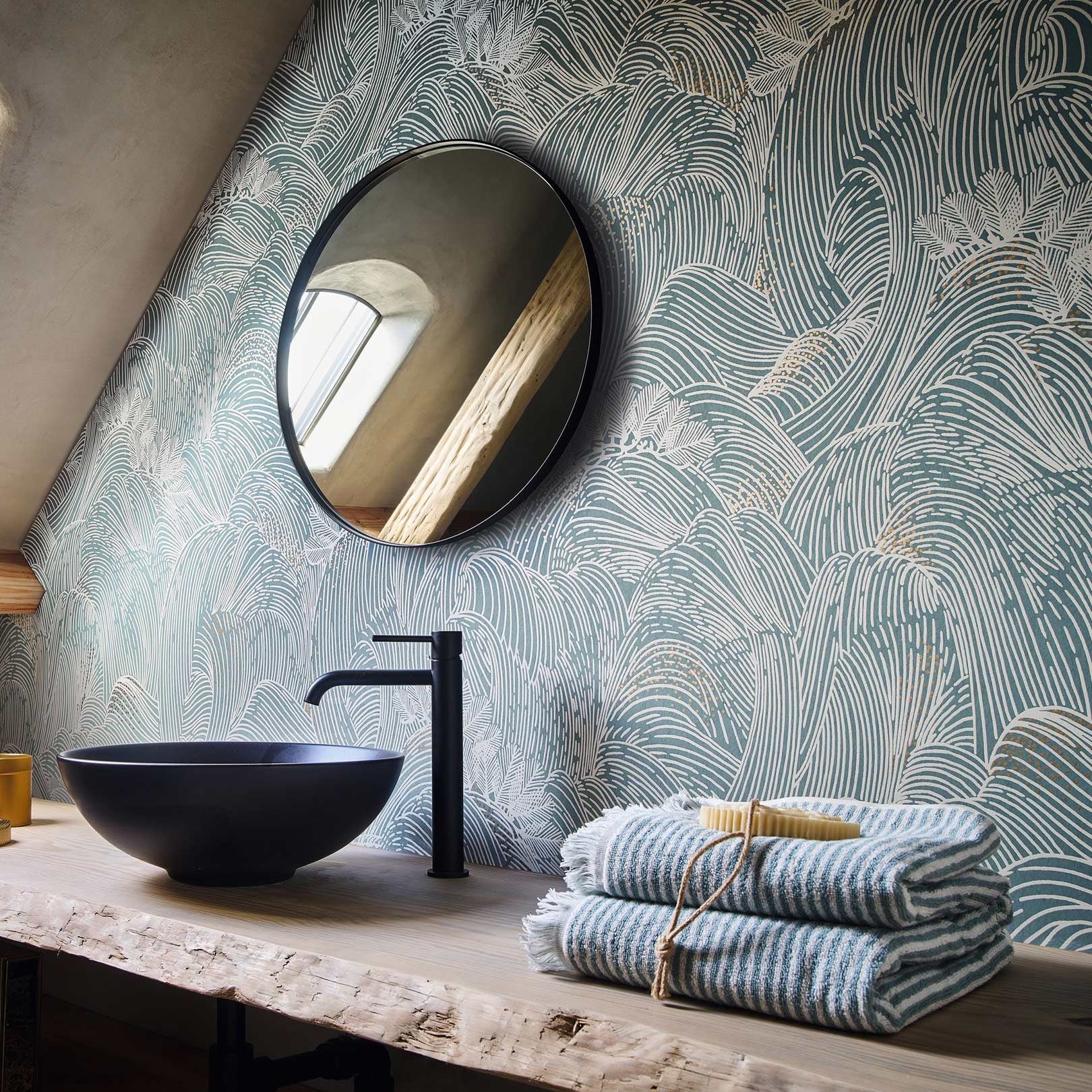 Structural wallpaper with an abstract wave pattern MARÉE HAUTE - BLEU PERSAN blue with white