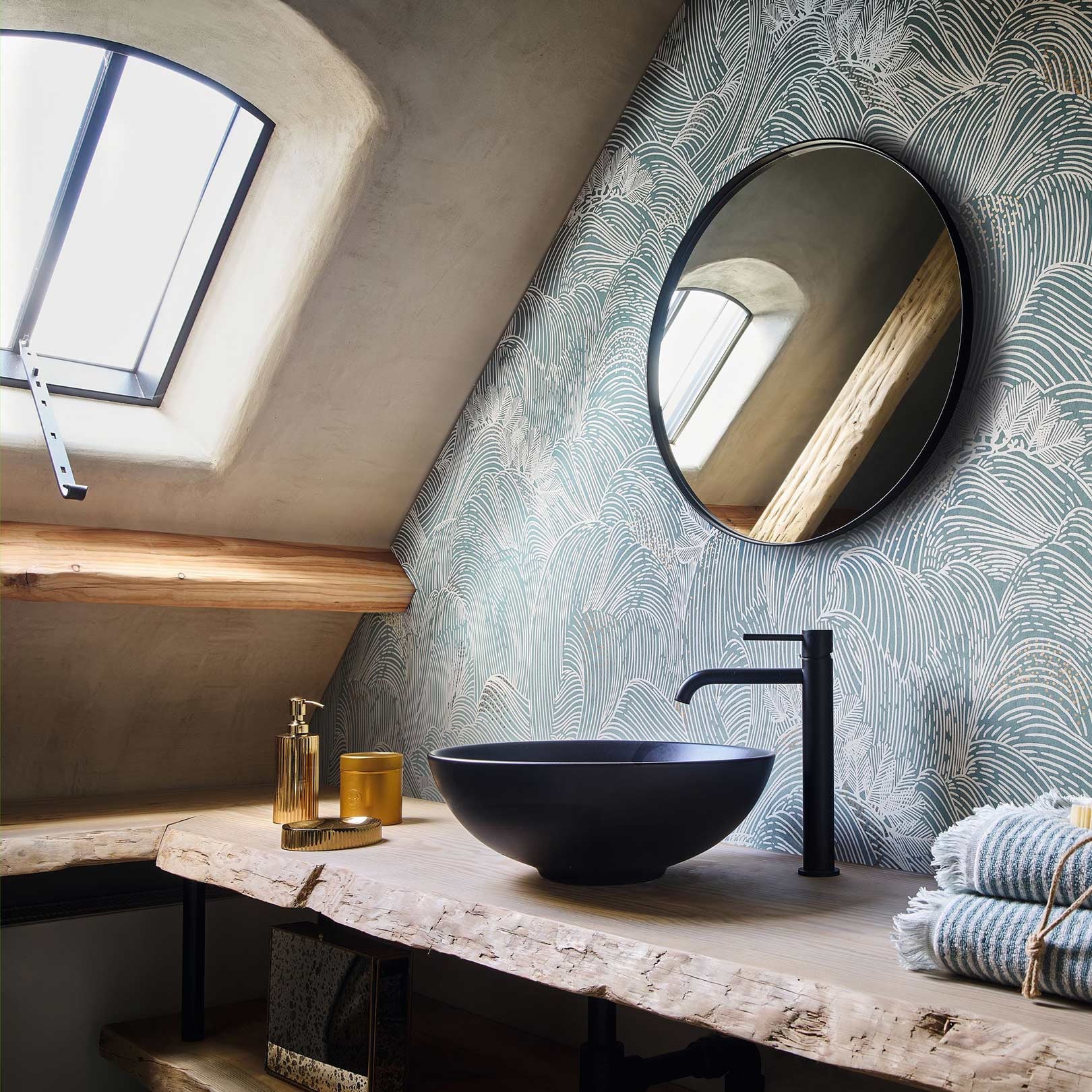 Structural wallpaper with an abstract wave pattern MARÉE HAUTE - BLEU PERSAN blue with white