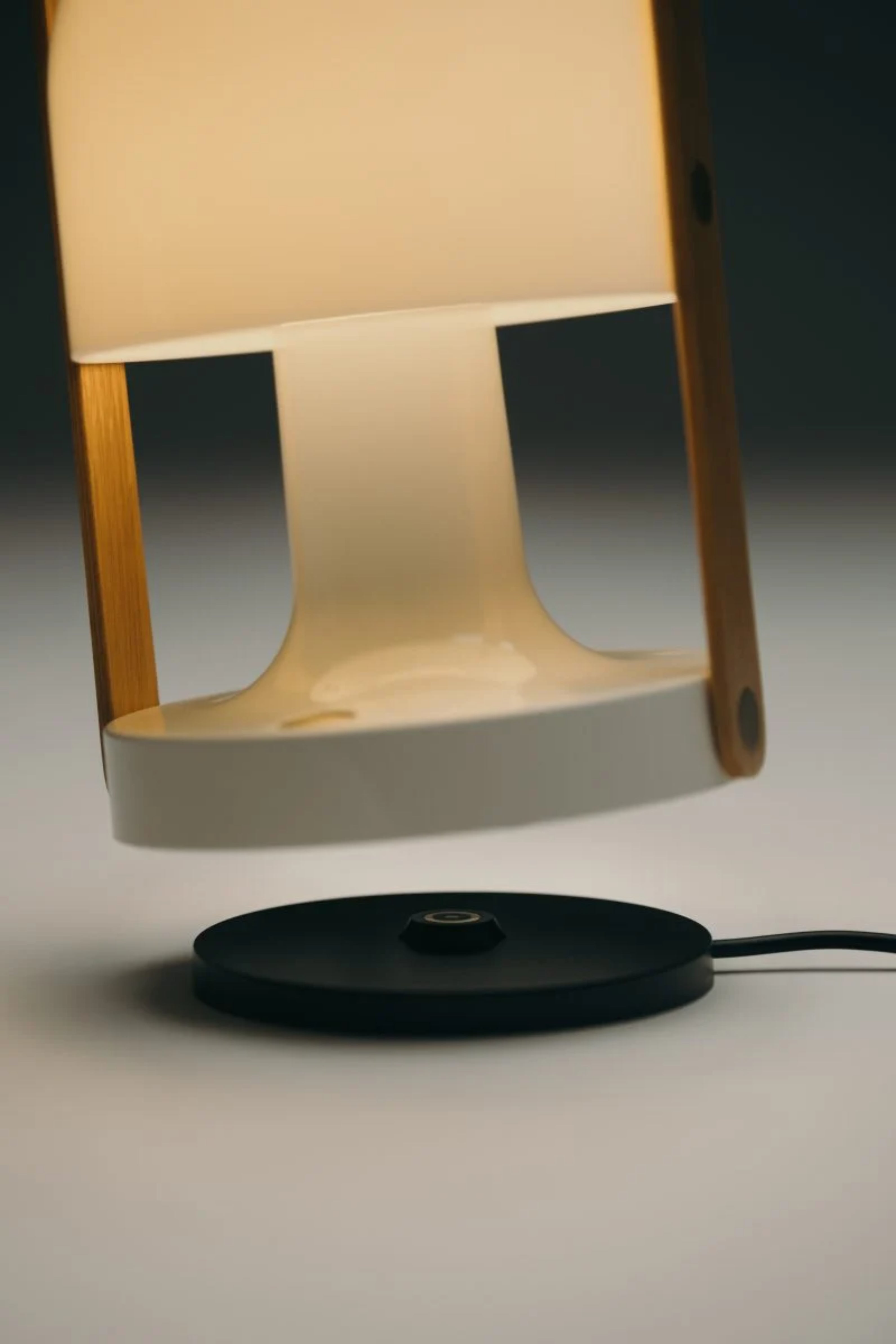FOLLOWME Portable Lamp in White with Brown