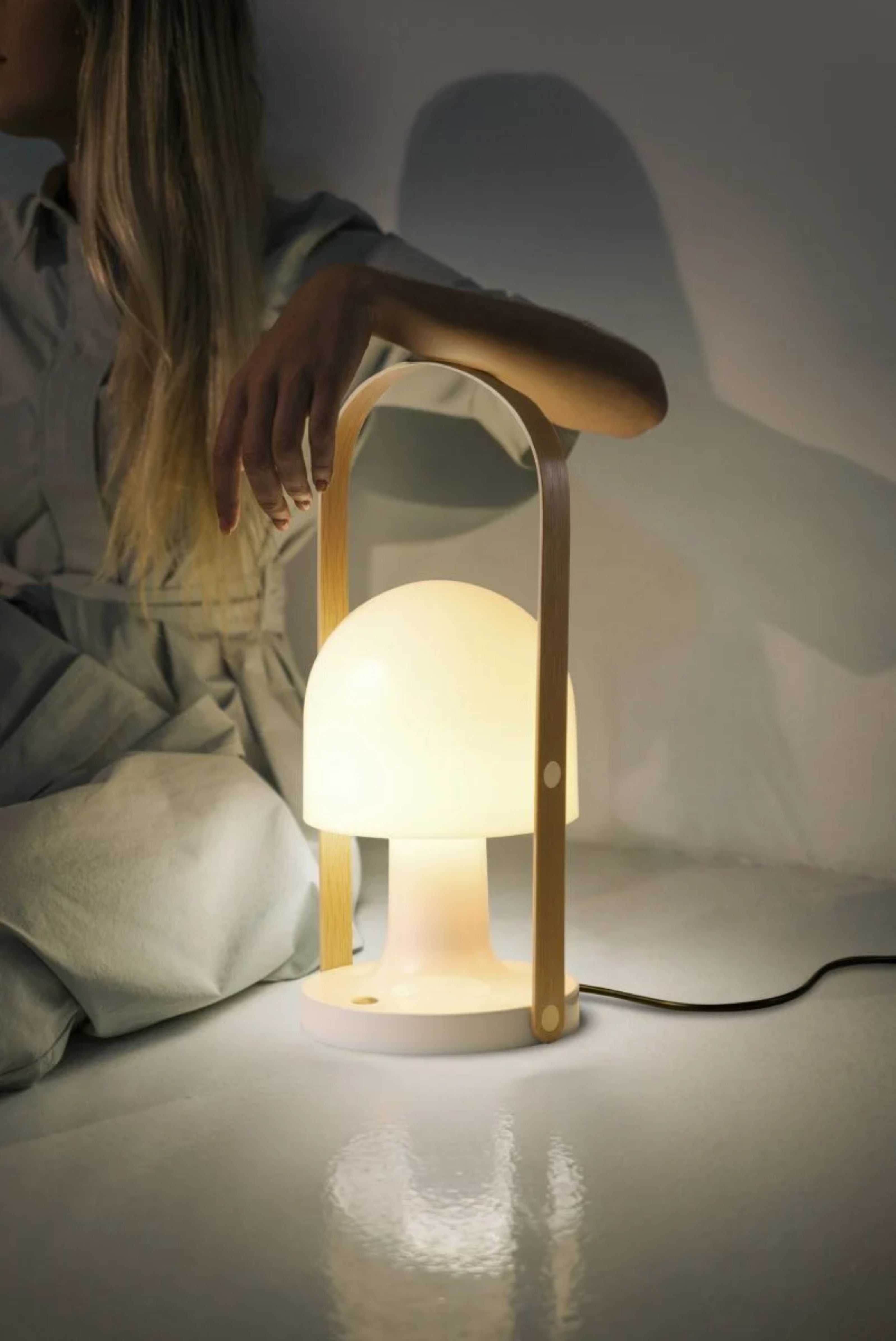 FOLLOWME PLUS Table Lamp in White with Brown