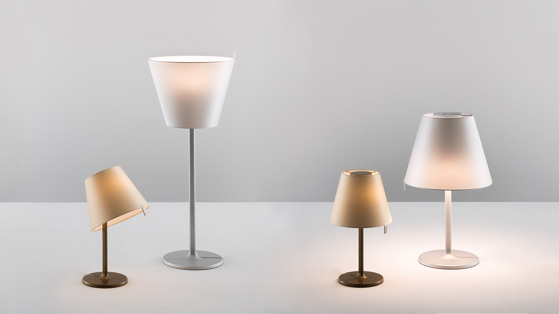 MELAMPO Table Lamp with Gray Base