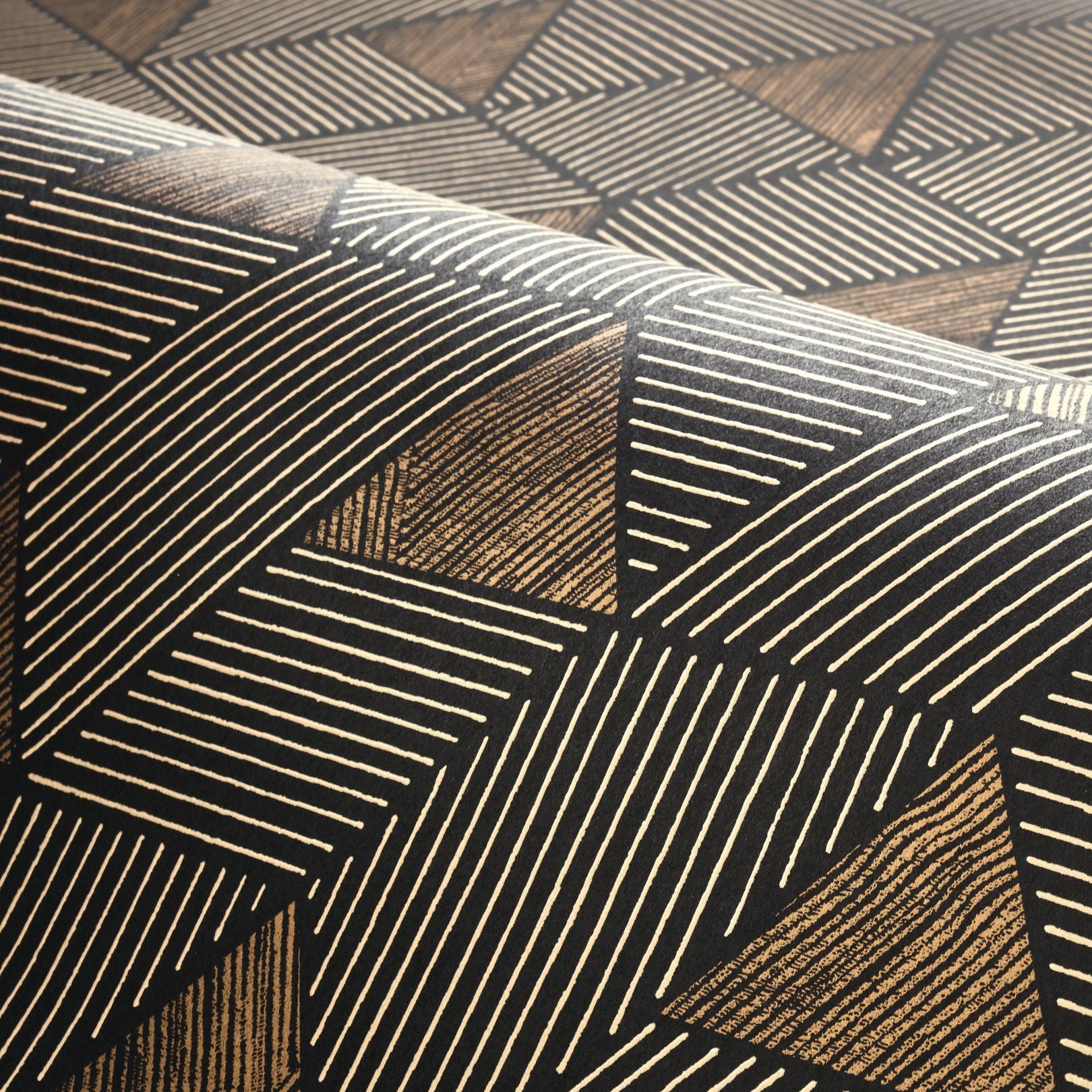 Tapeta strukturalna z geometrycznym wzorem MÉROÉ - NOIR/MORDORE czarny z brązowym – Casamance