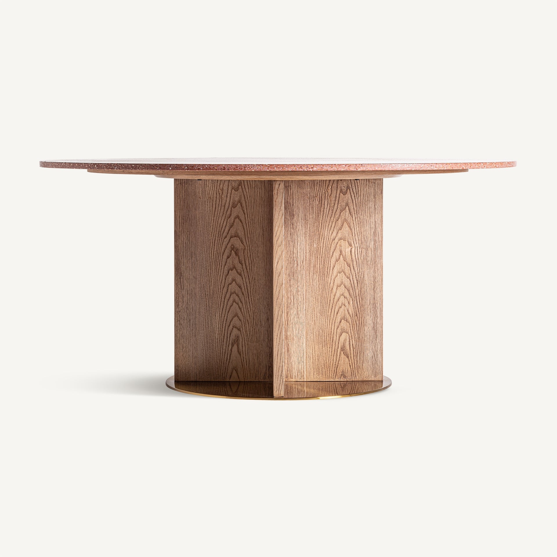 Rundtisch ALFERCE bordeauxfarbener Terrazzo mit Holzfuß und goldener Veredelung