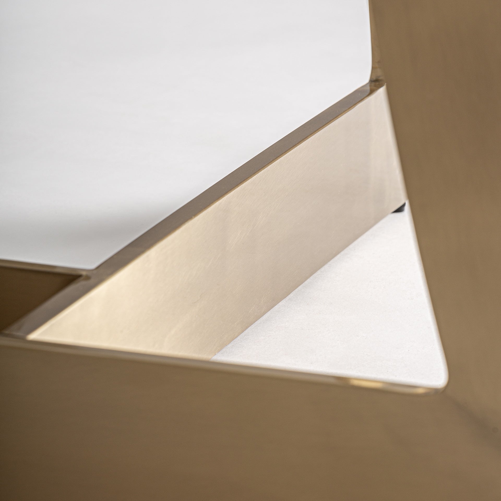 Tisch JUSSEY aus porzellanartigem Material mit goldener Basis