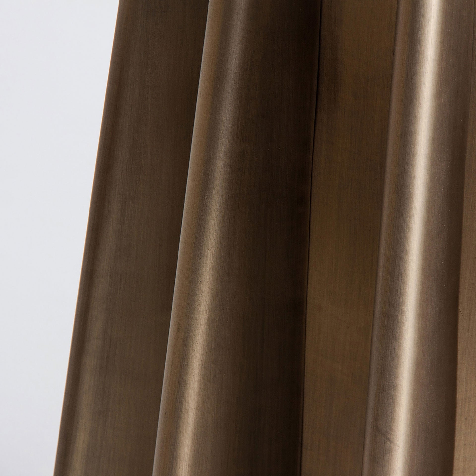 Tisch LEZEY weißer Marmor mit goldenem Fuß