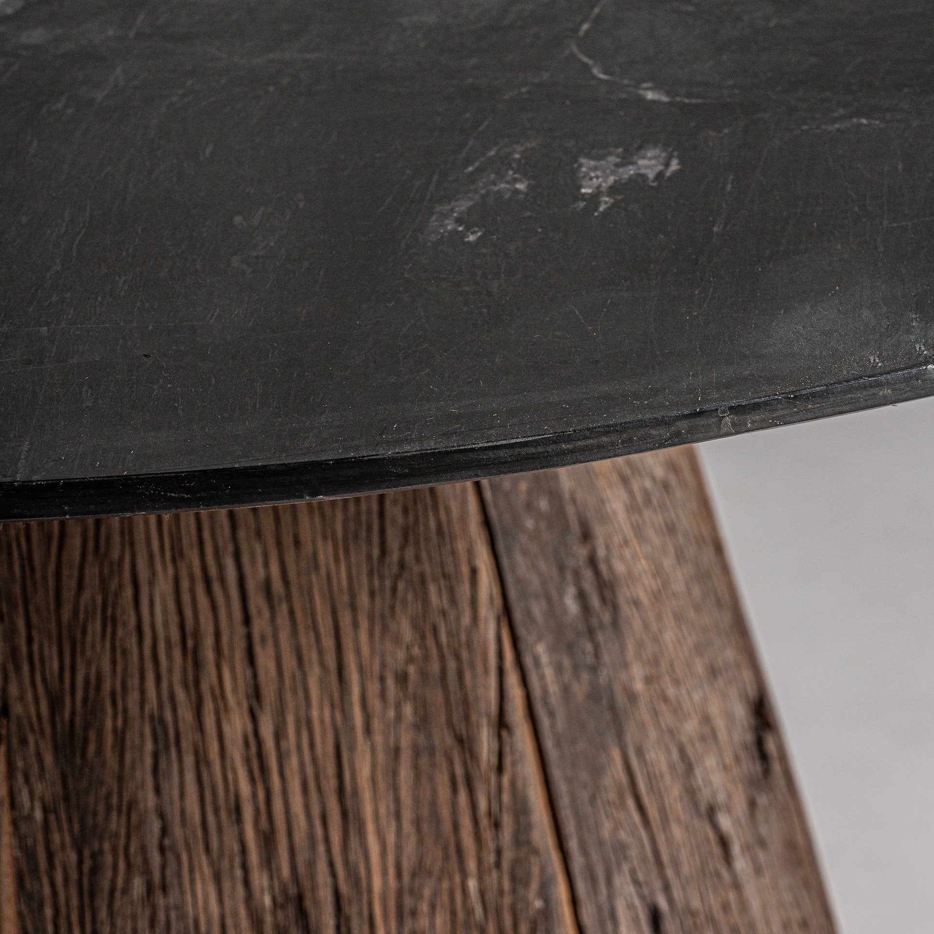 Runder Tisch WALDING aus recyceltem Holz mit Marmorplatte