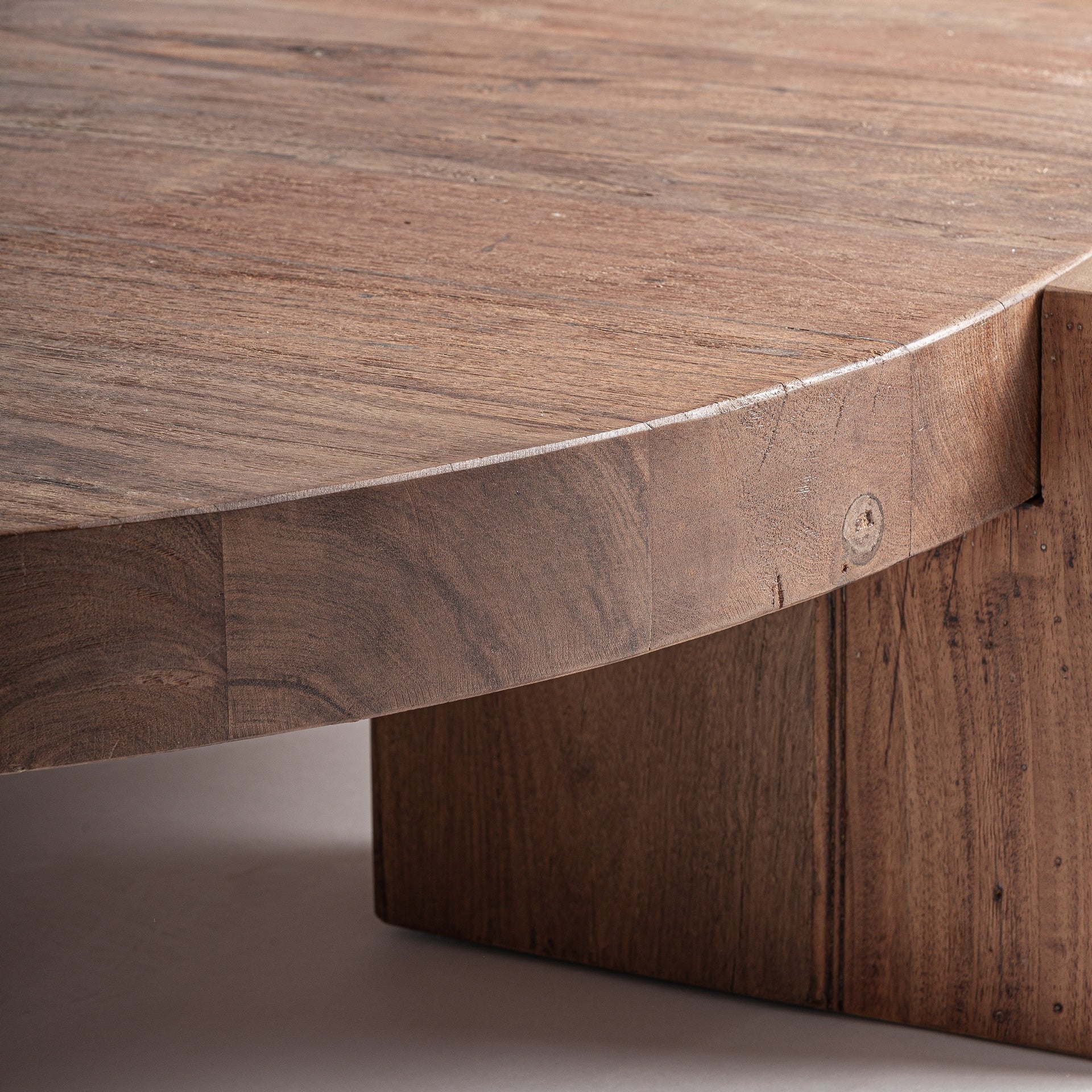 Runder Couchtisch BRUTALIST aus recyceltem Holz