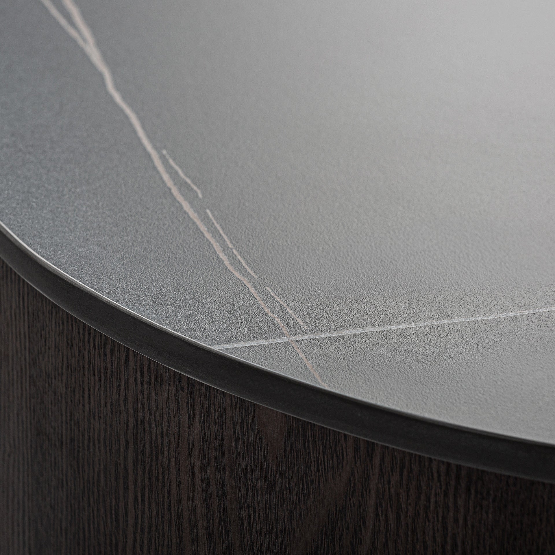 Kaffeetisch NEUFS Nussbaumfurnier mit schwarzer Tischplatte