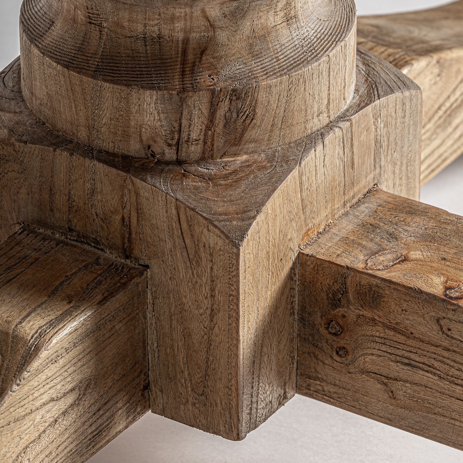 Rund ausziehbarer Tisch SONVIGO aus recyceltem Weidenholz