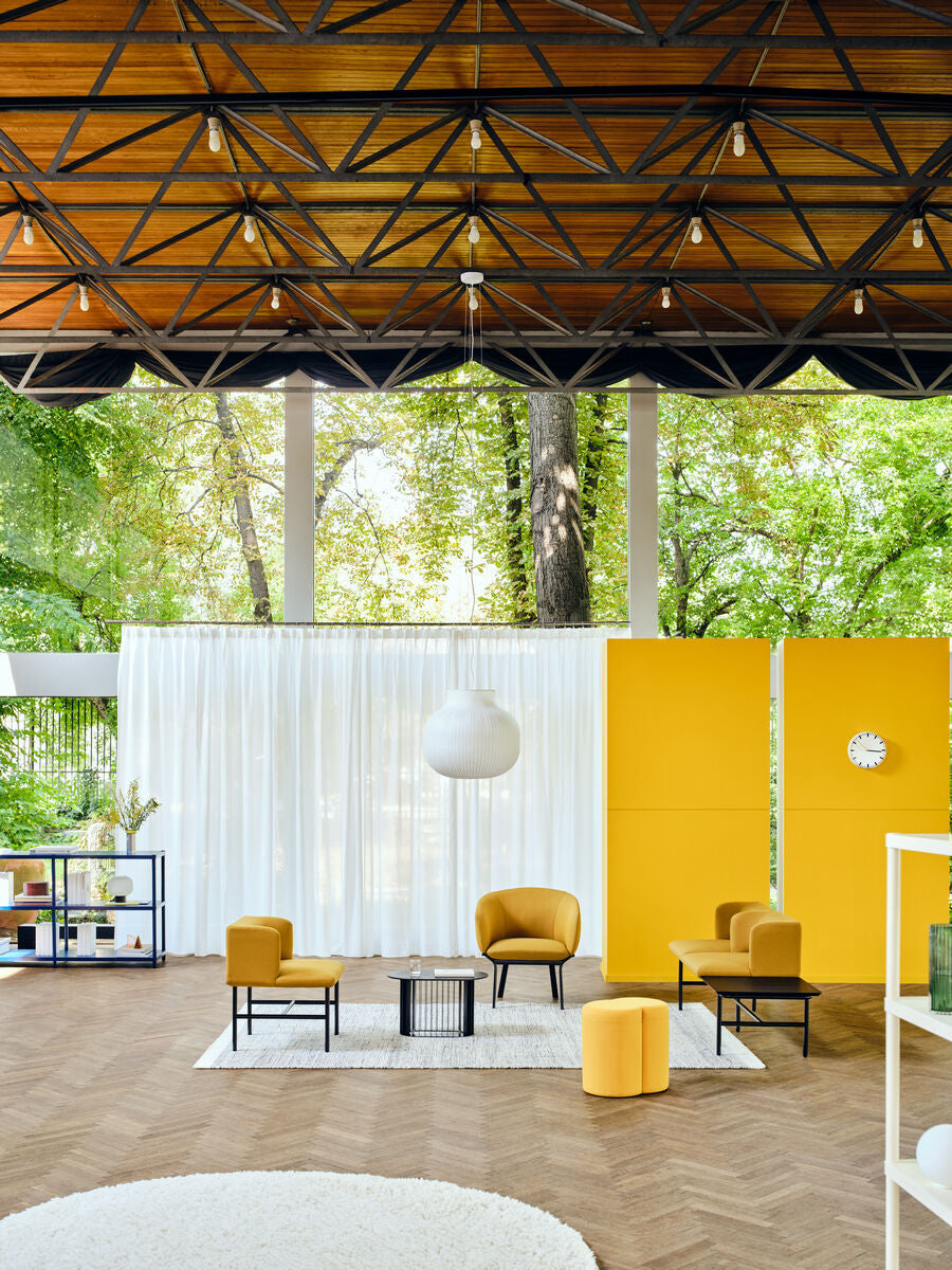 Rollen Sie Furnier Couchtisch mit einer Metallbasis