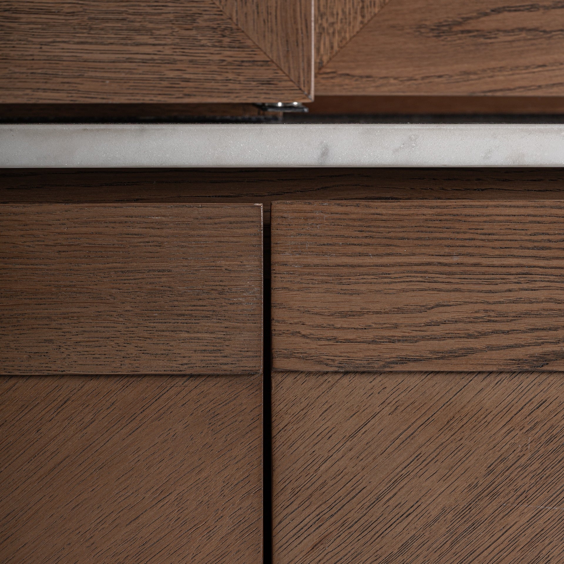 Barek mit Verglasung DOUZY aus Eichenholz mit Marmorplatte