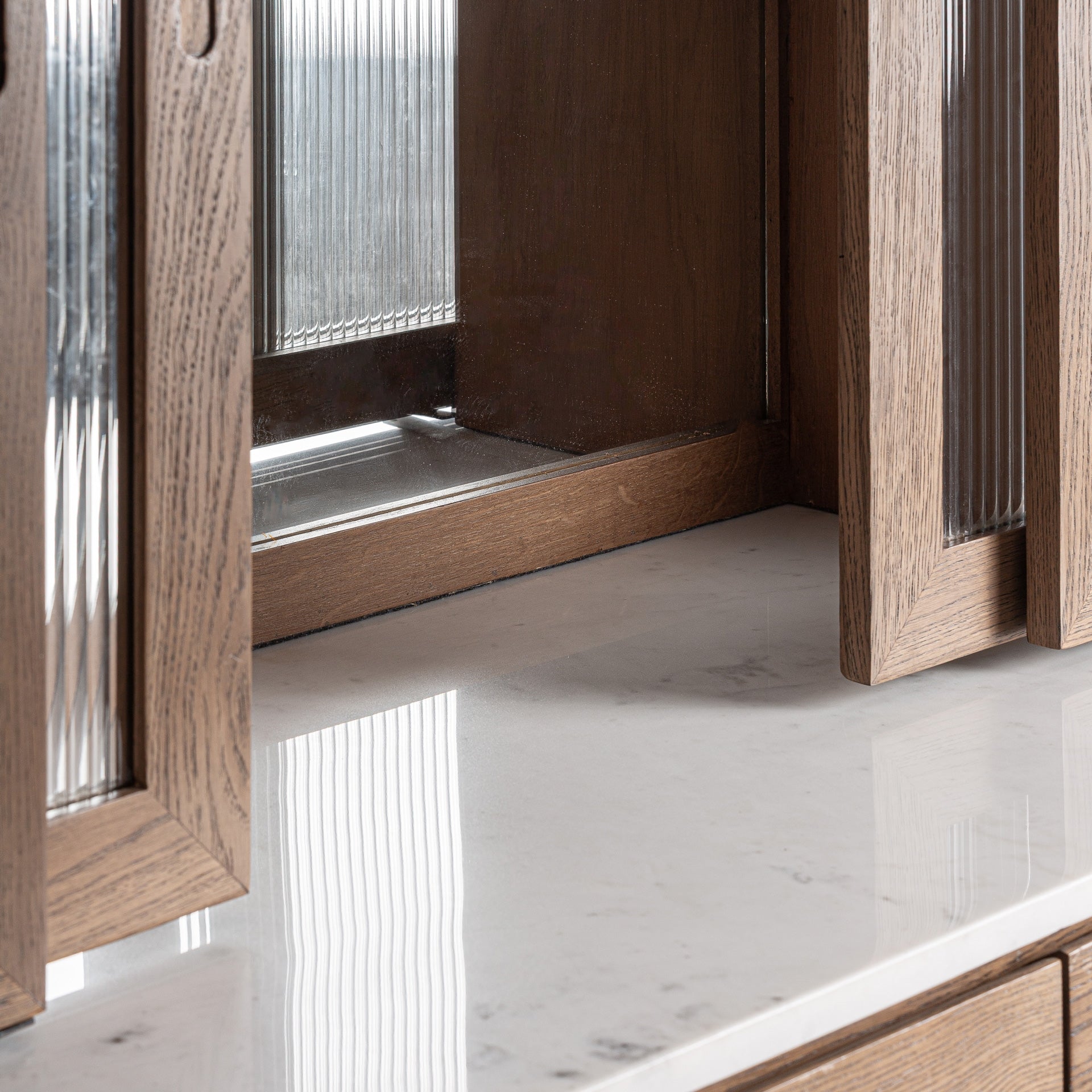 Barek mit Verglasung DOUZY aus Eichenholz mit Marmorplatte