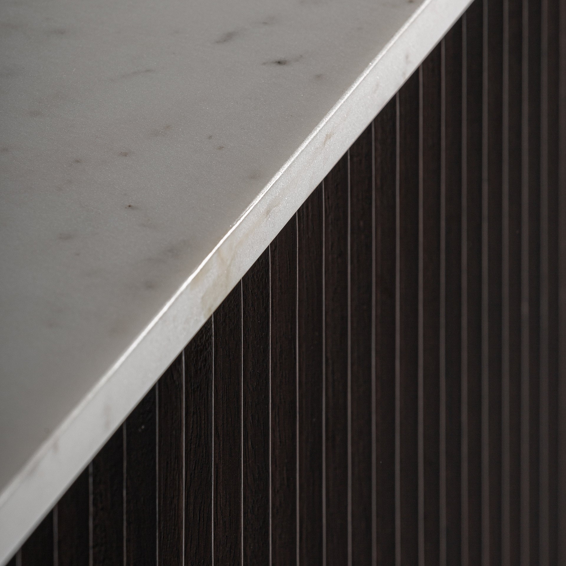 RTV-Sideboard CENVES aus Mangoholz mit Marmorplatte