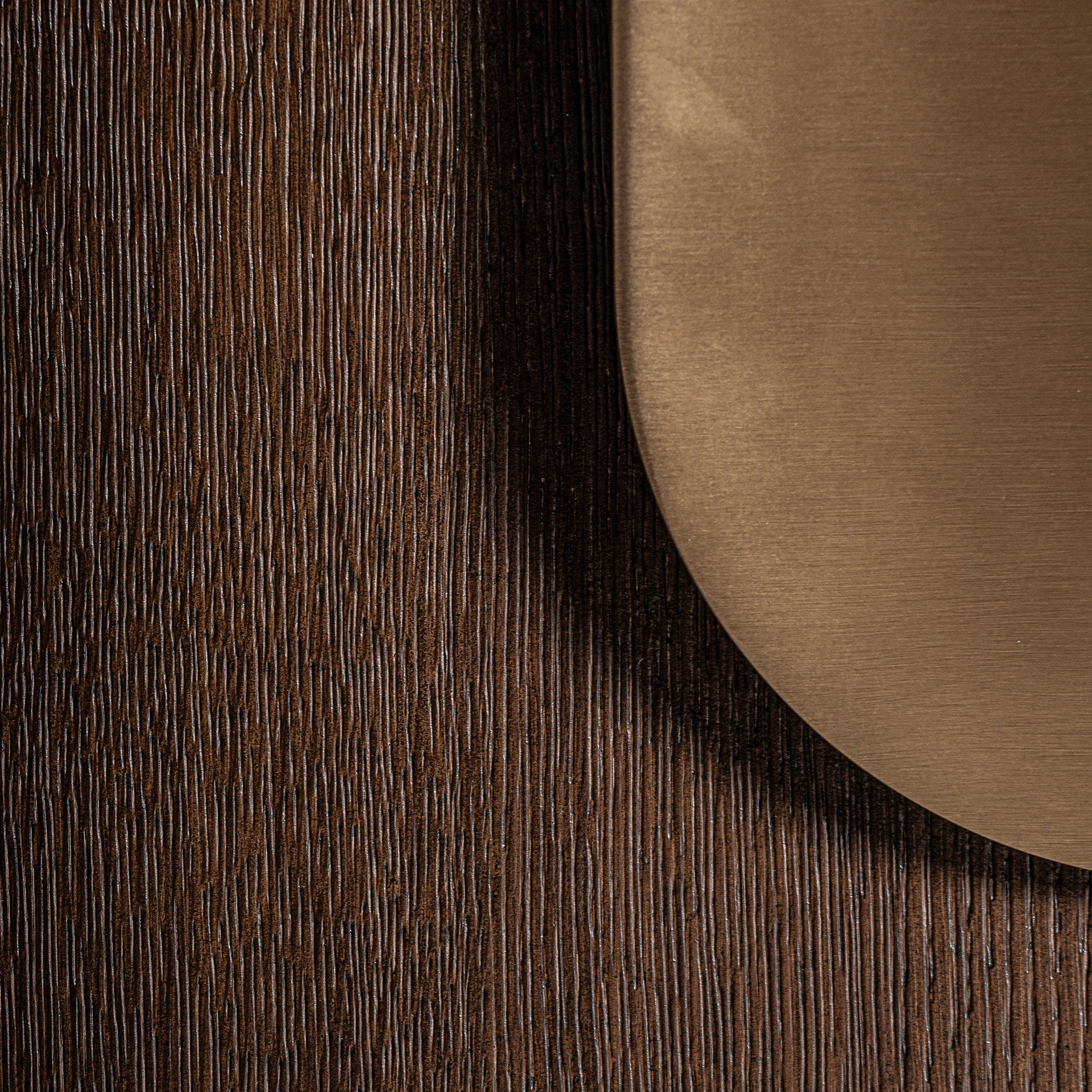 RTV-Sideboard TREIGNAC aus Eichenholz mit goldenem Fuß