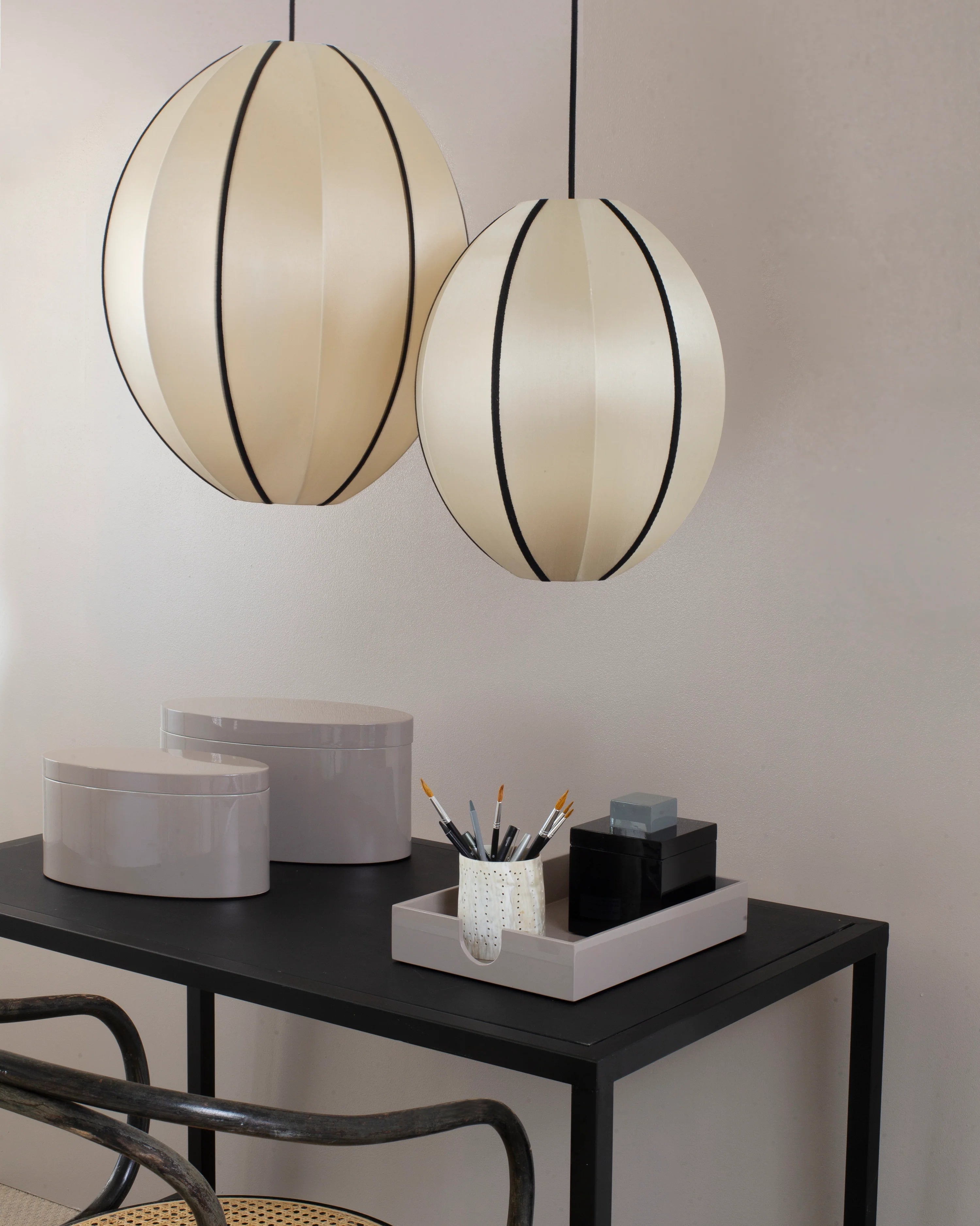 Beiger OVAL Lampenschirm mit Schwarz