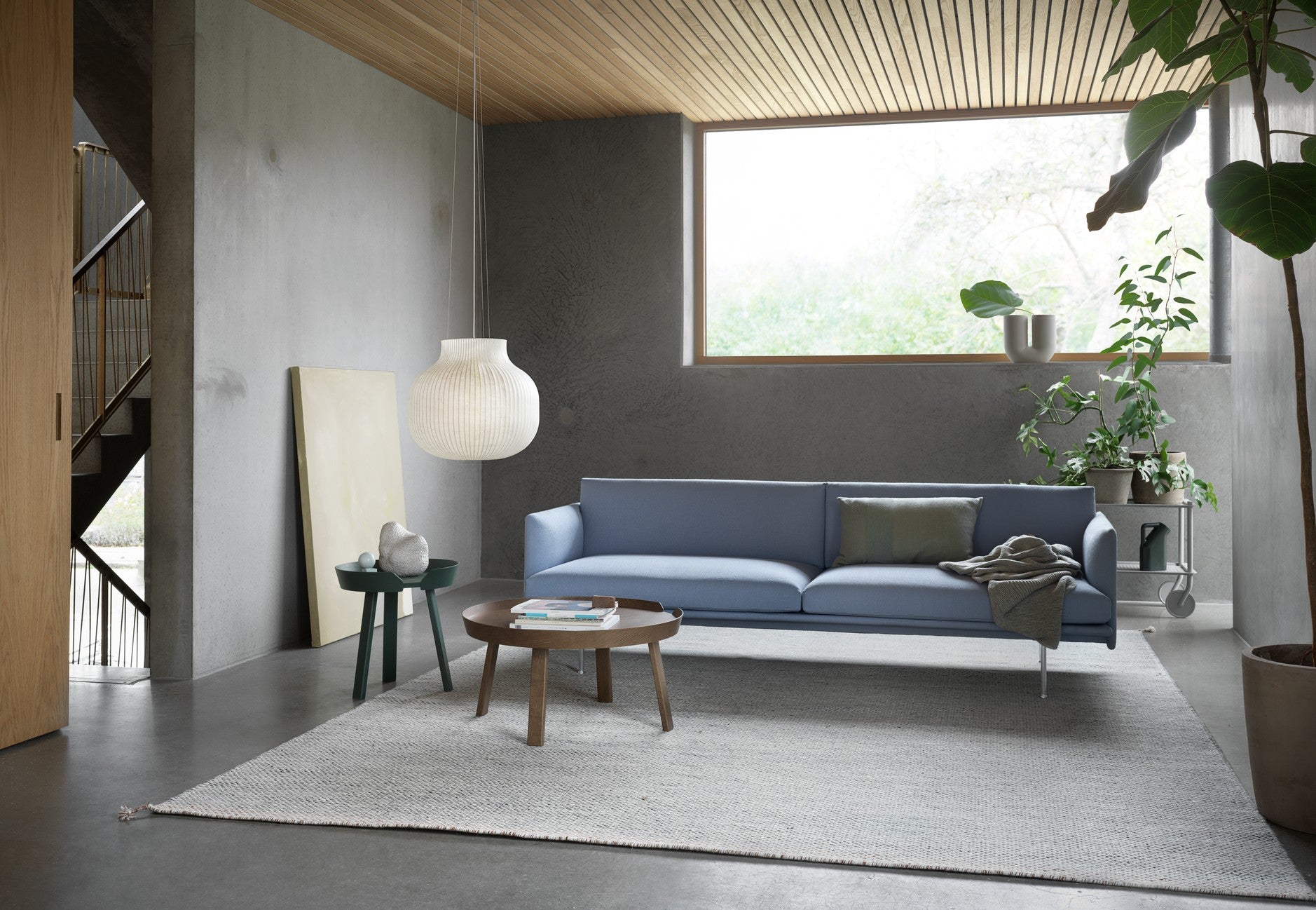 ROUND black side table