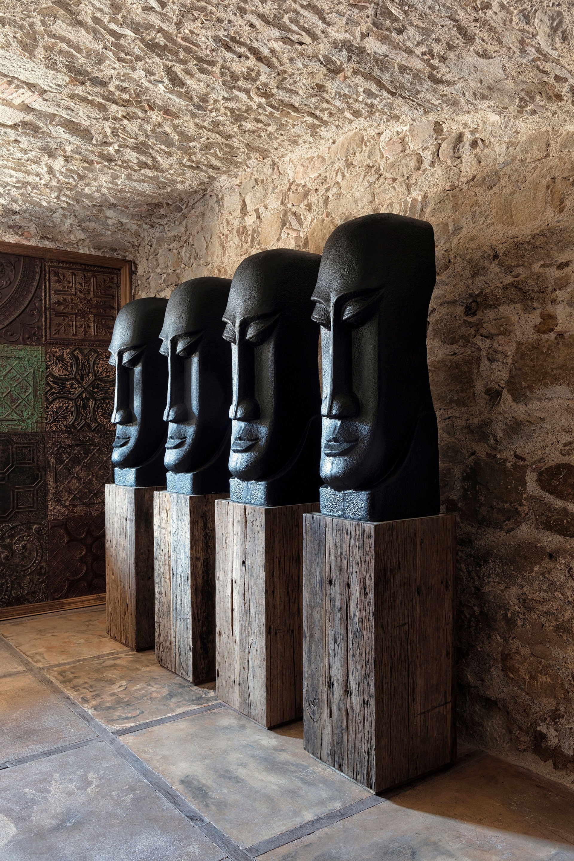 Kolumna SAMSUN aus recyceltem Kiefernholz mit Marmorplatte